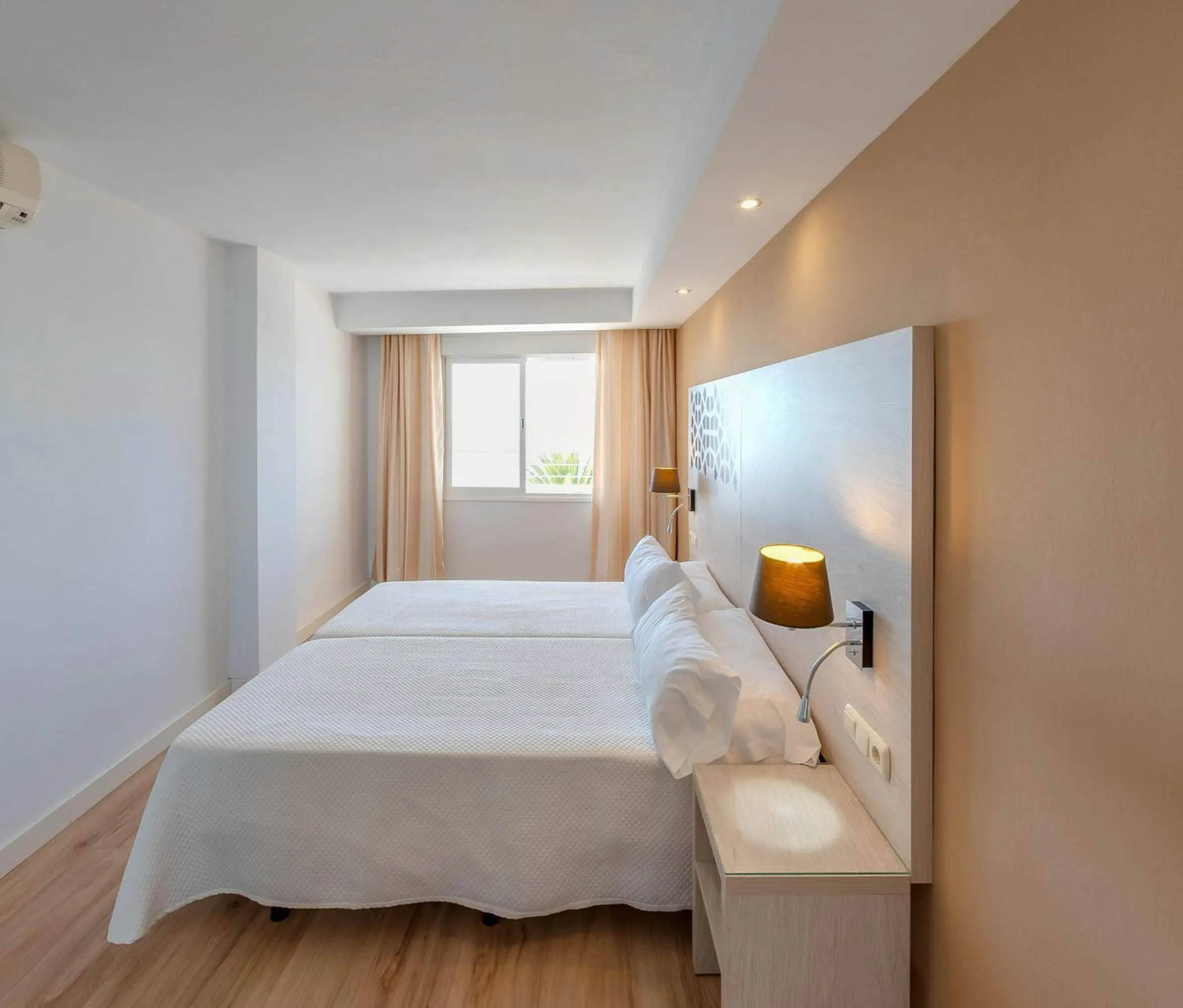 Bedroom, Bed in Puerto Azul Marbella