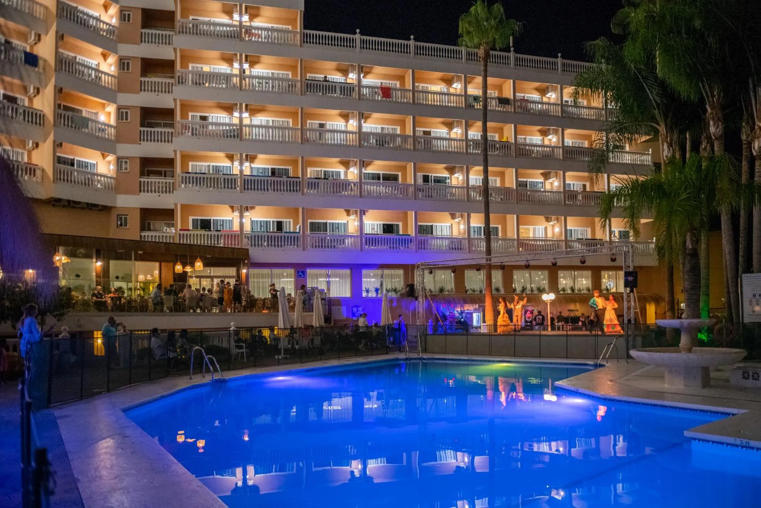 Evening entertainment in Hotel Parasol by Dorobe