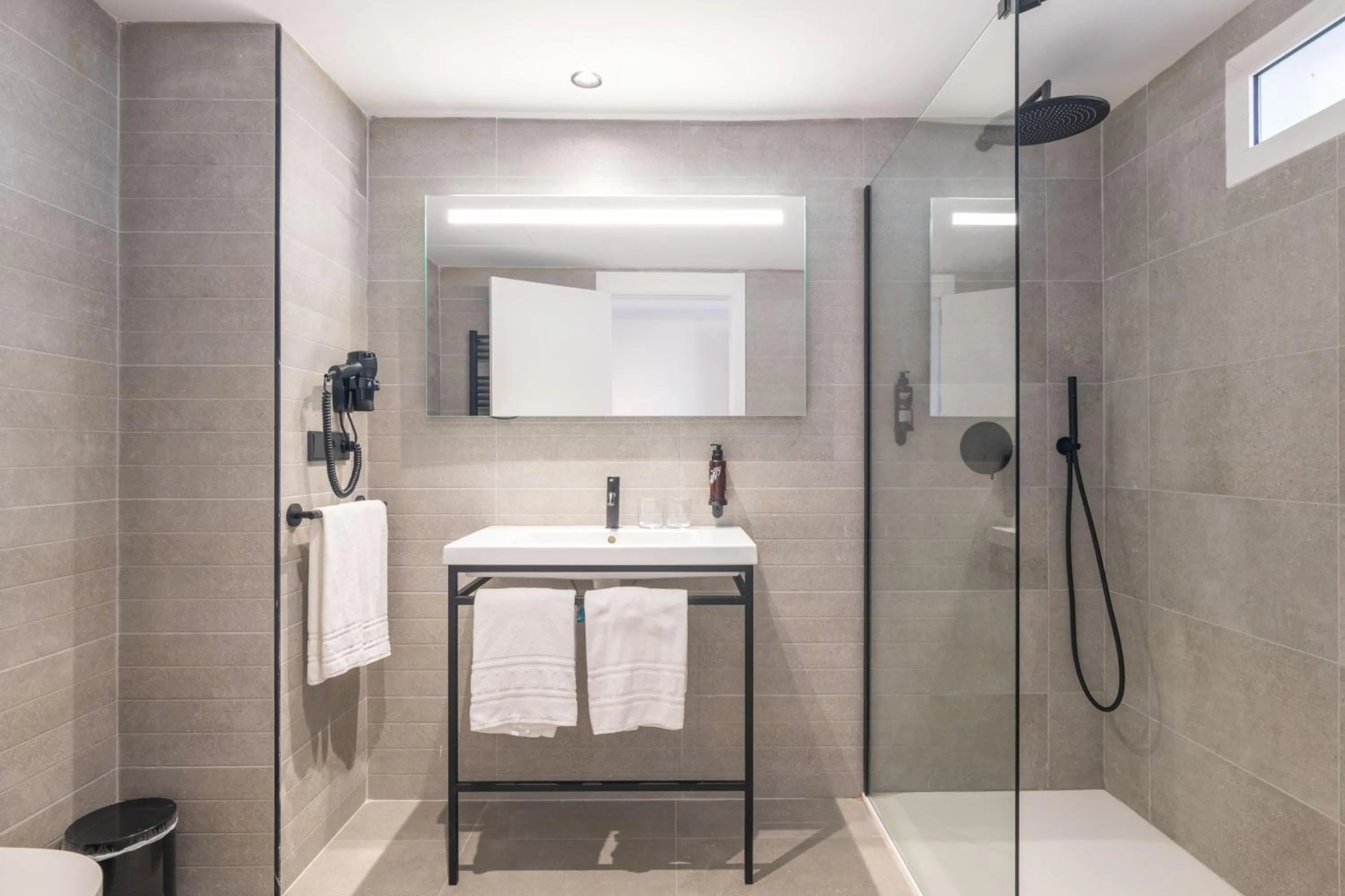 Bathroom in Hotel Parasol by Dorobe