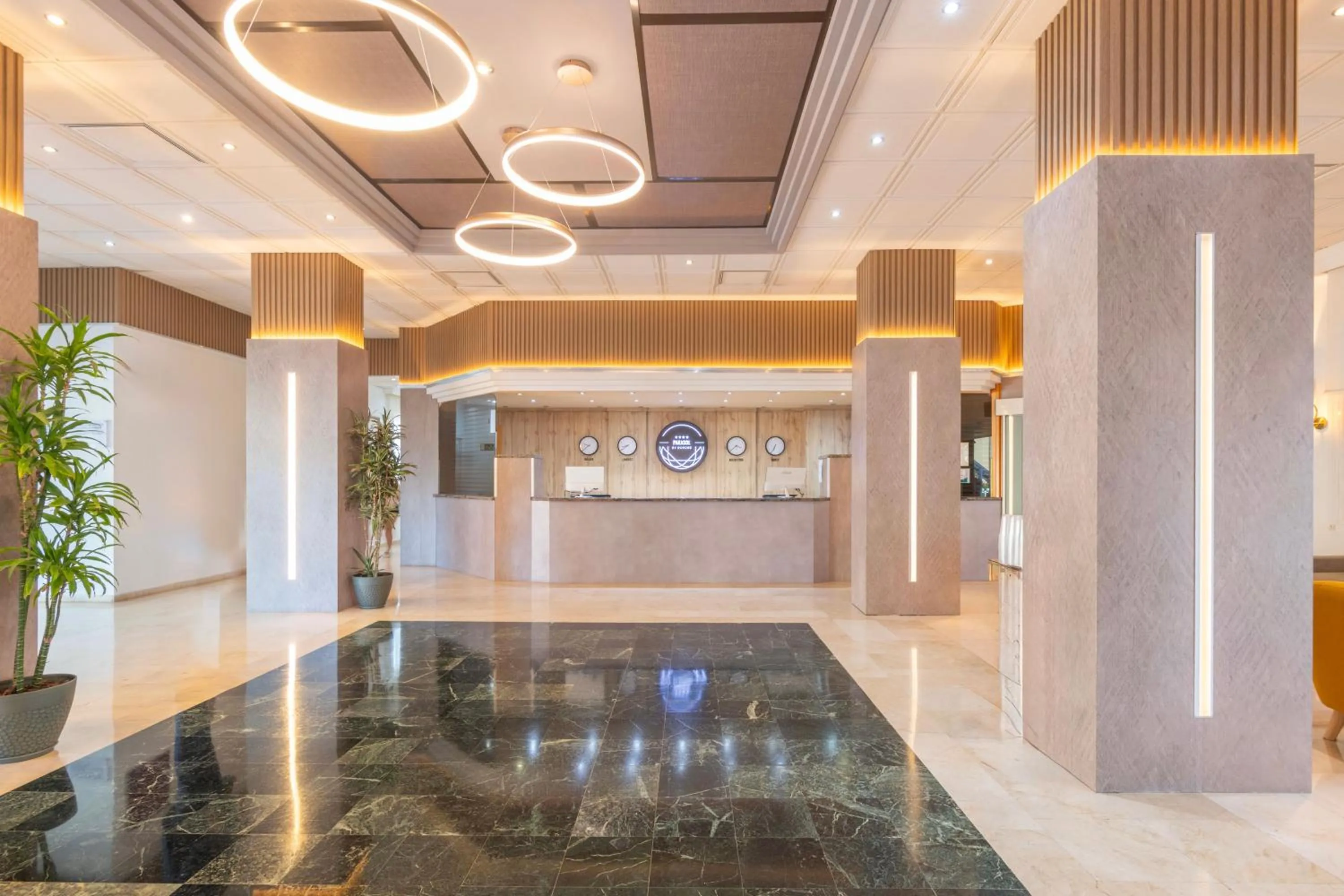 Lobby or reception in Hotel Parasol by Dorobe