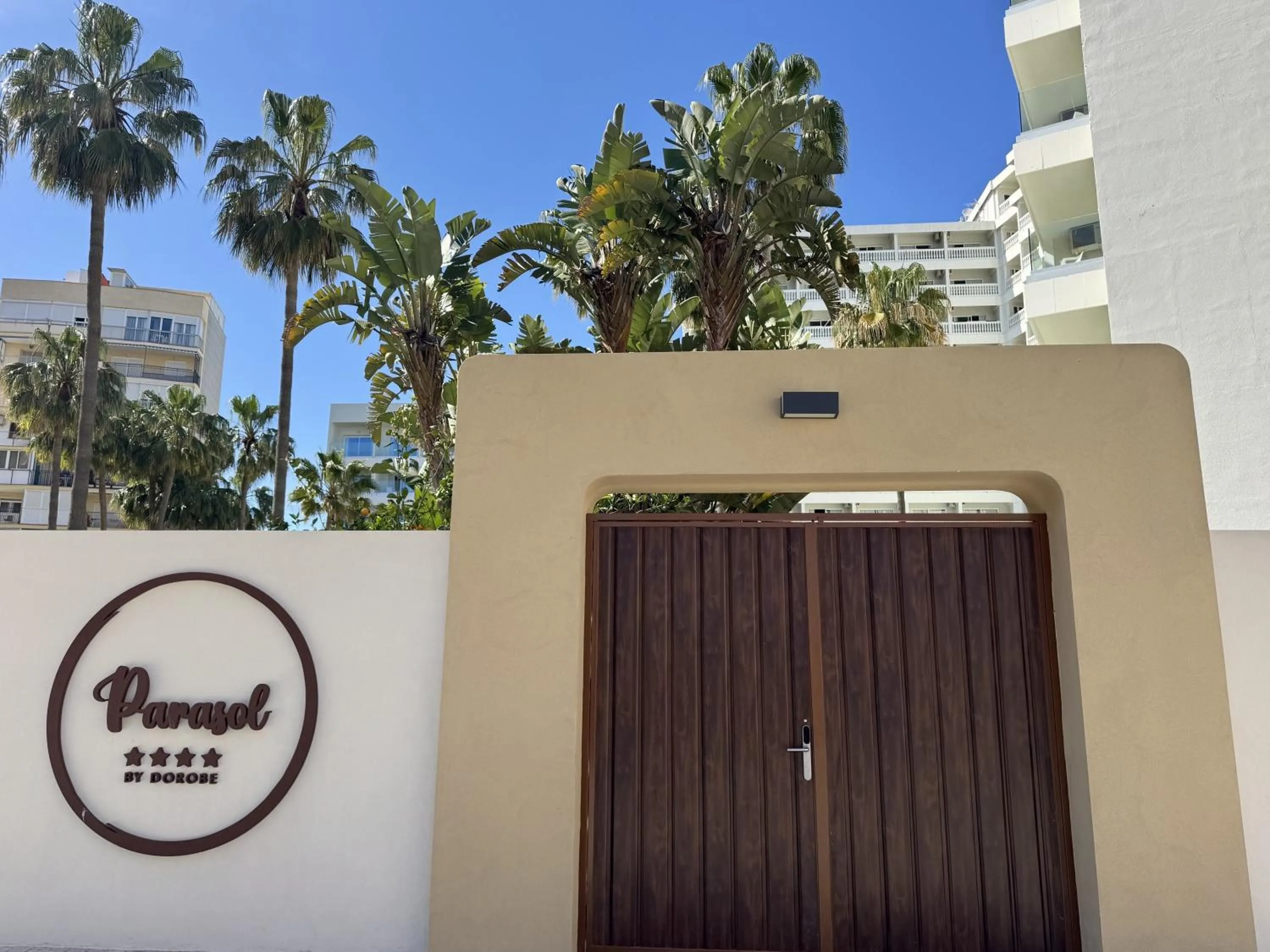 Beach in Hotel Parasol by Dorobe
