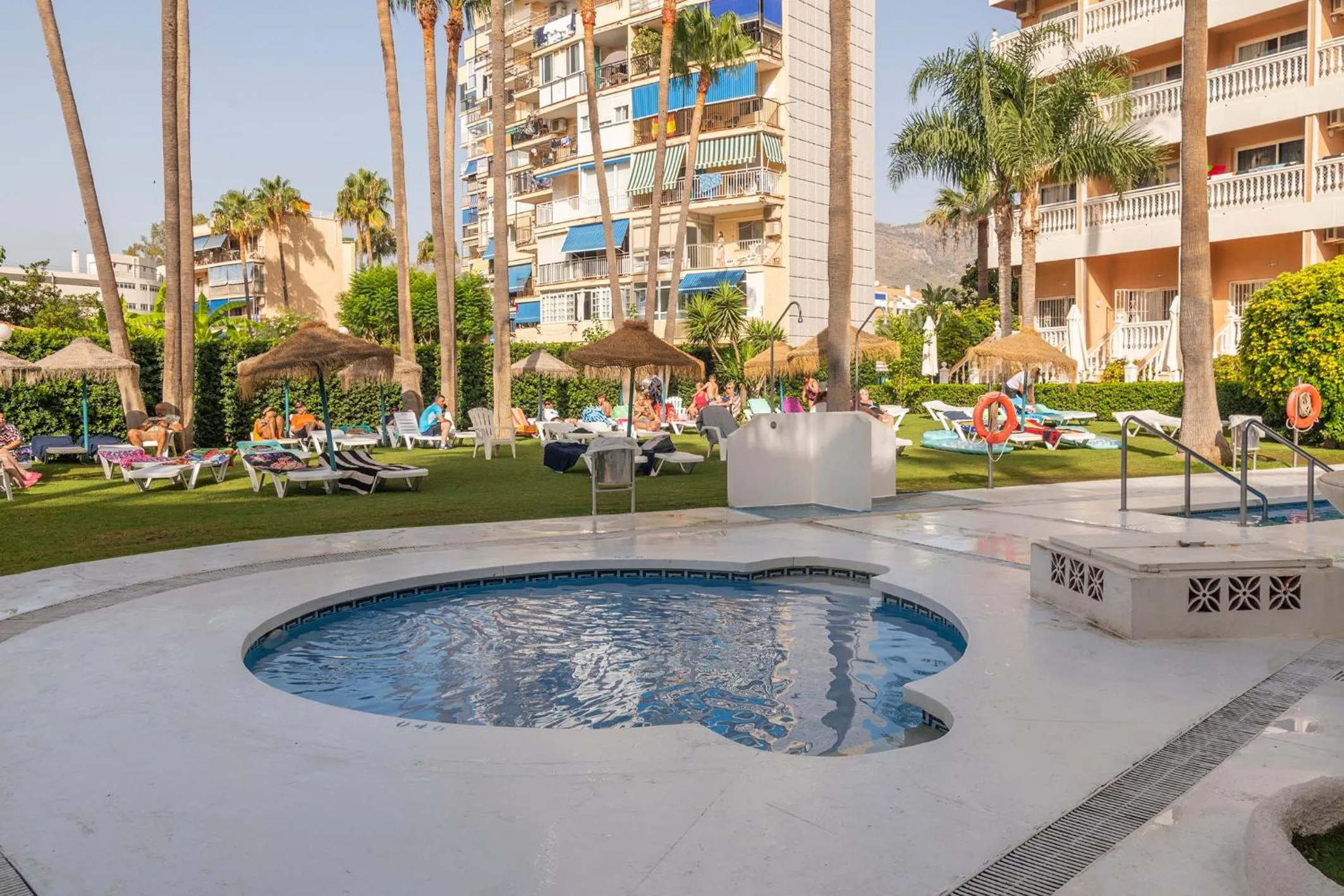 Swimming pool in Hotel Parasol by Dorobe