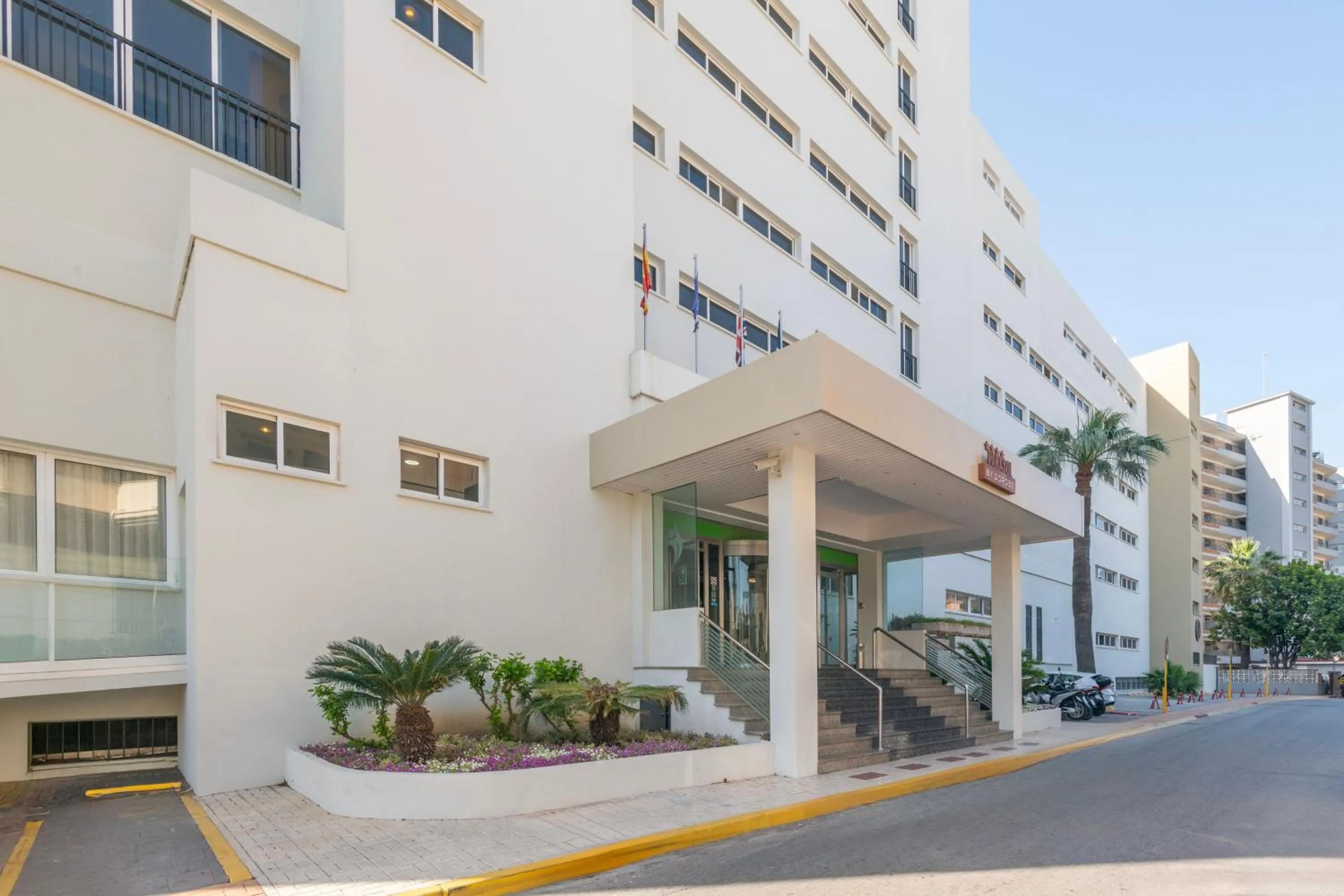 Property building in Hotel Parasol by Dorobe