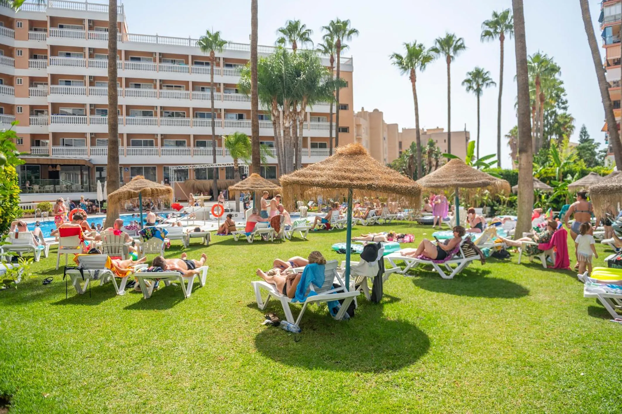 Garden in Hotel Parasol by Dorobe
