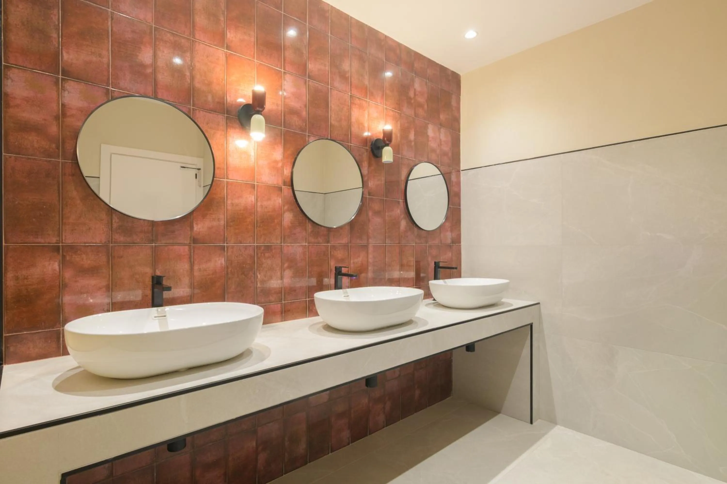 Bathroom in Hotel Parasol by Dorobe