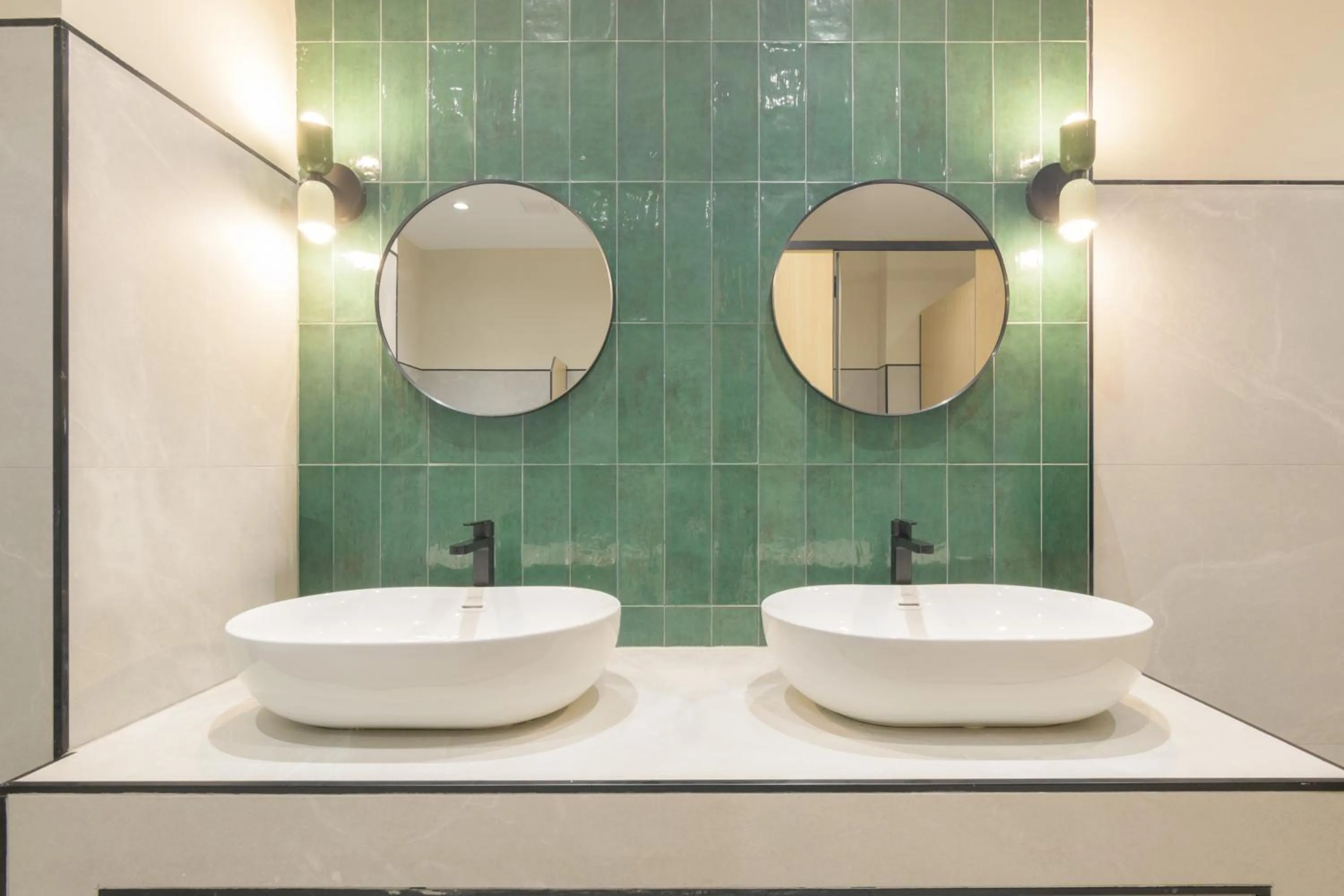 Bathroom in Hotel Parasol by Dorobe
