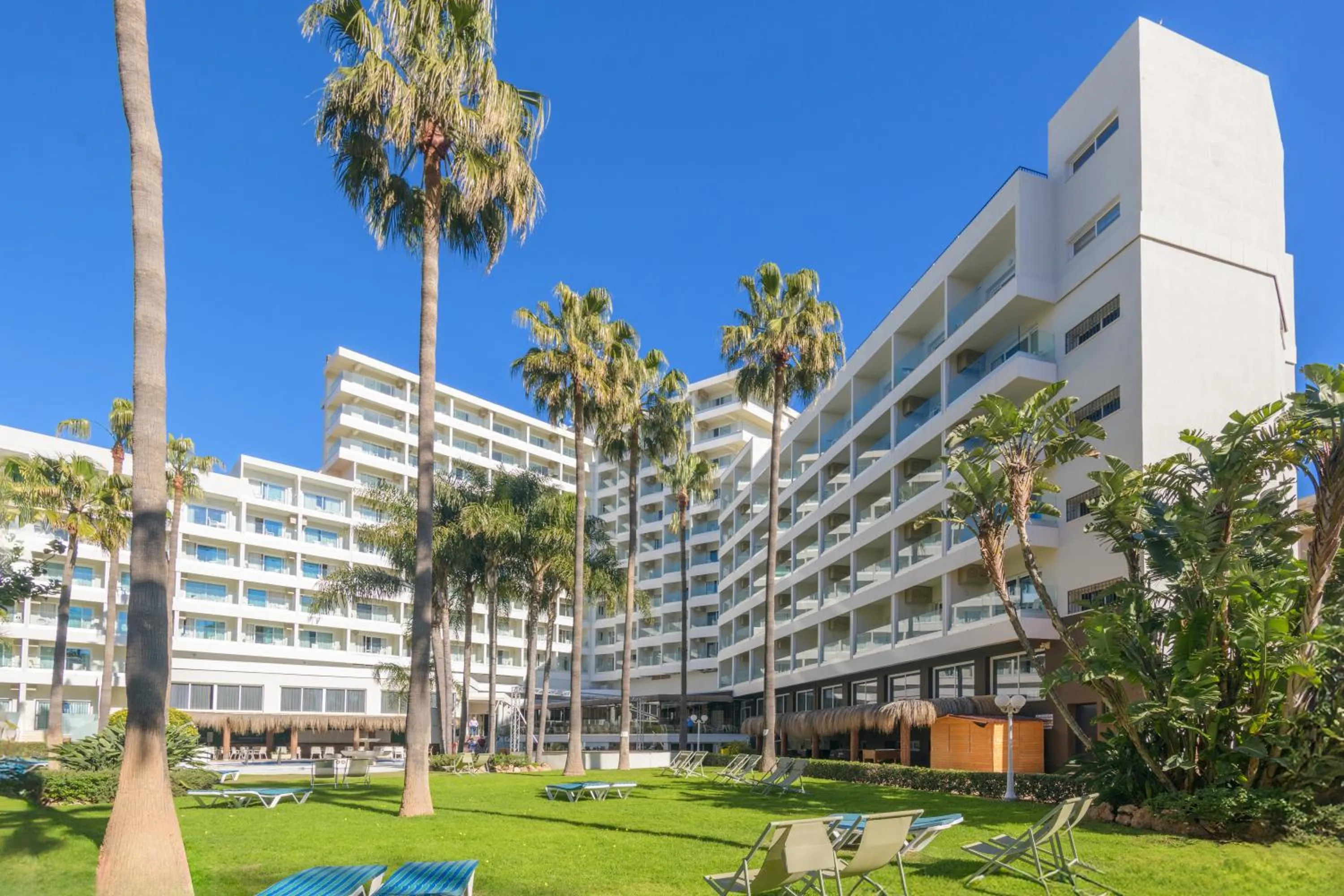 Property building in Hotel Parasol by Dorobe