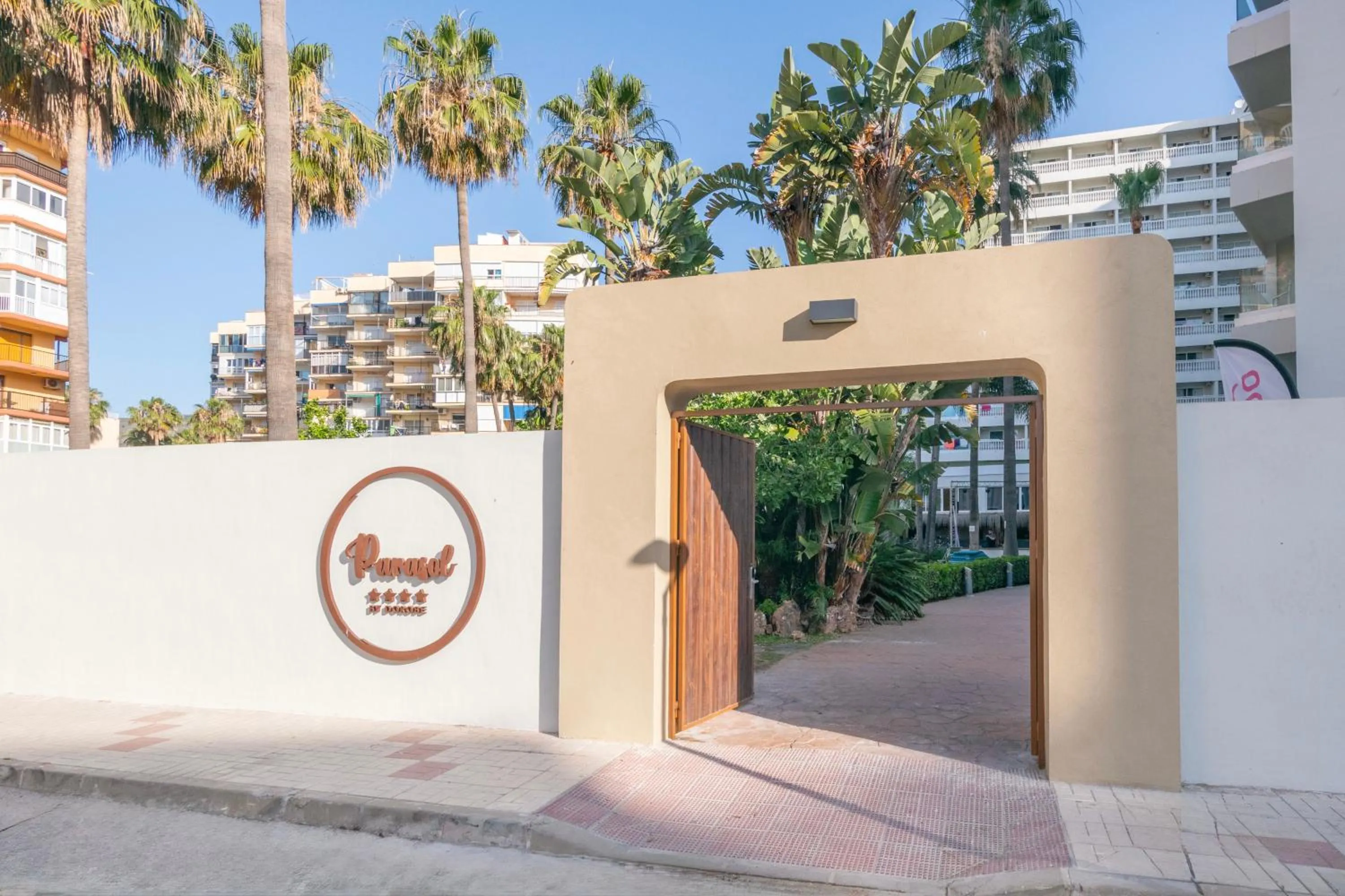 Facade/entrance in Hotel Parasol by Dorobe