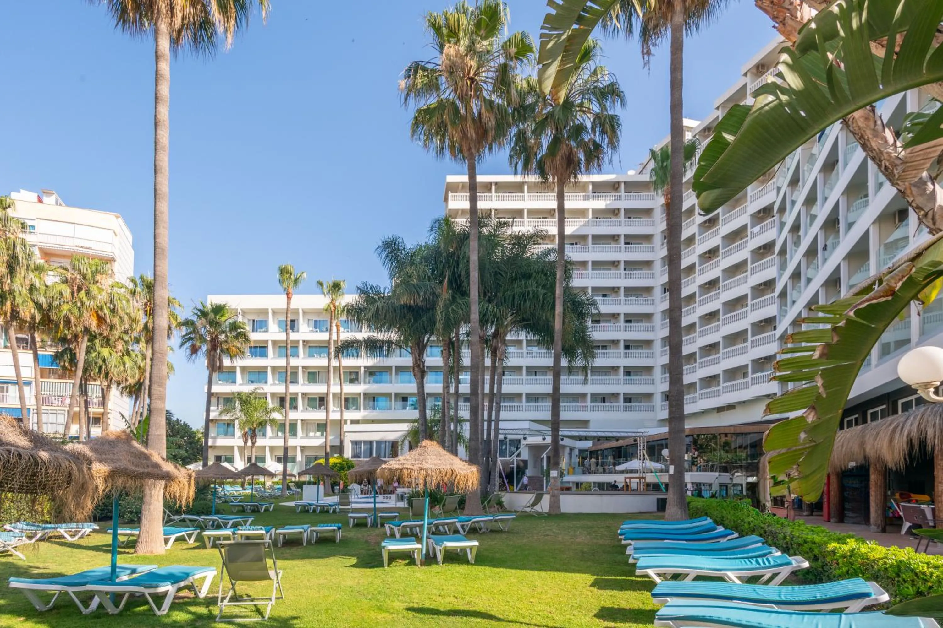 Garden view in Hotel Parasol by Dorobe