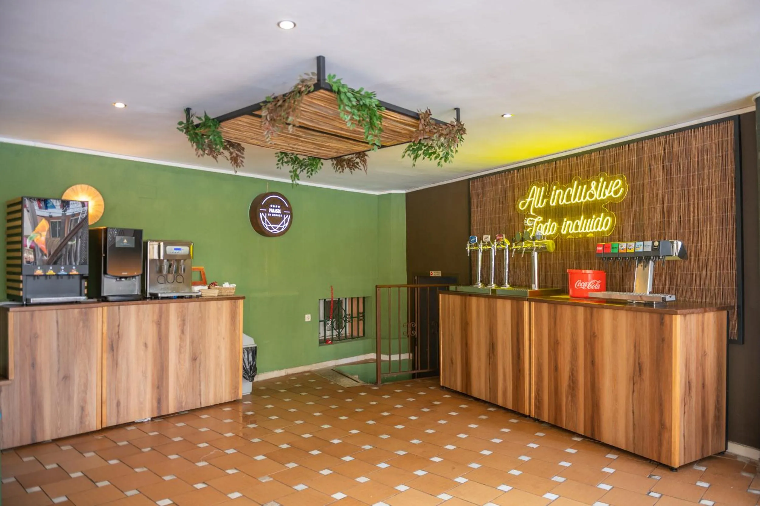 Lounge or bar in Hotel Parasol by Dorobe