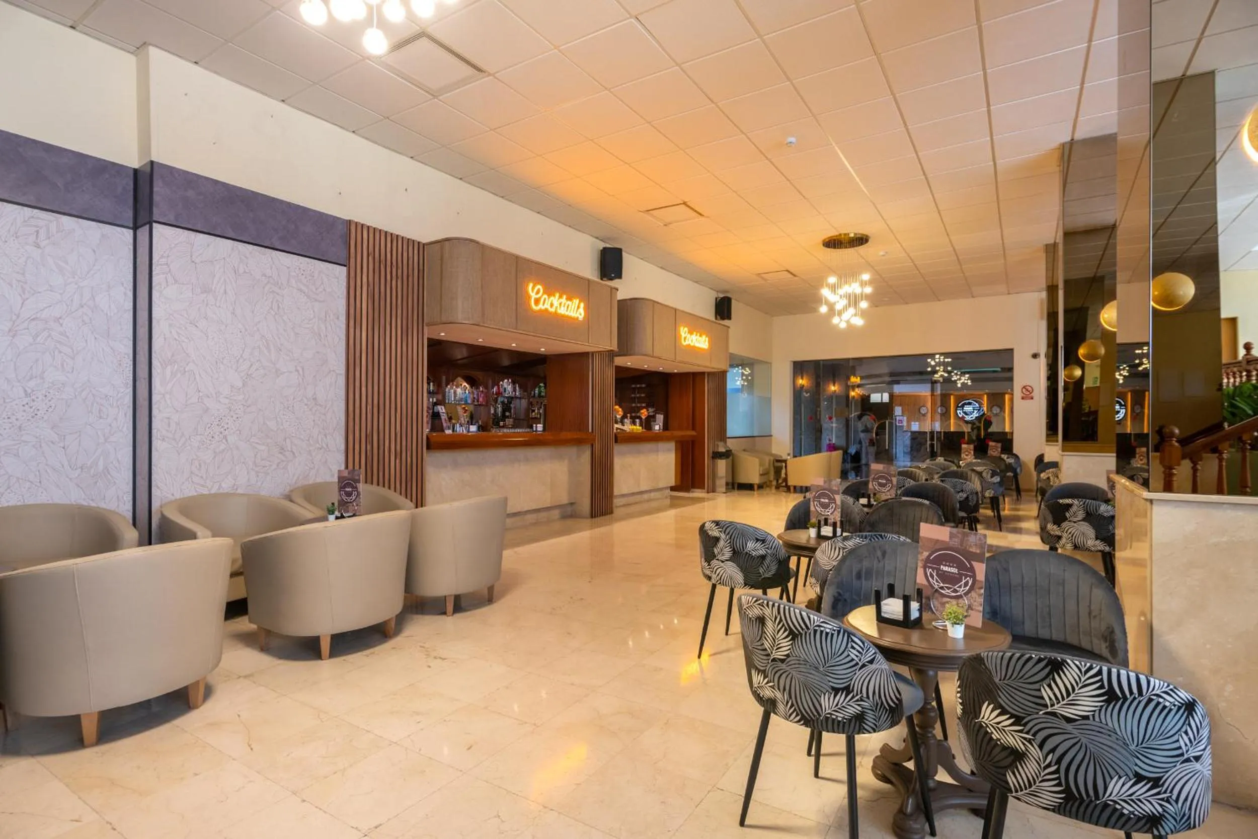 Lounge or bar in Hotel Parasol by Dorobe