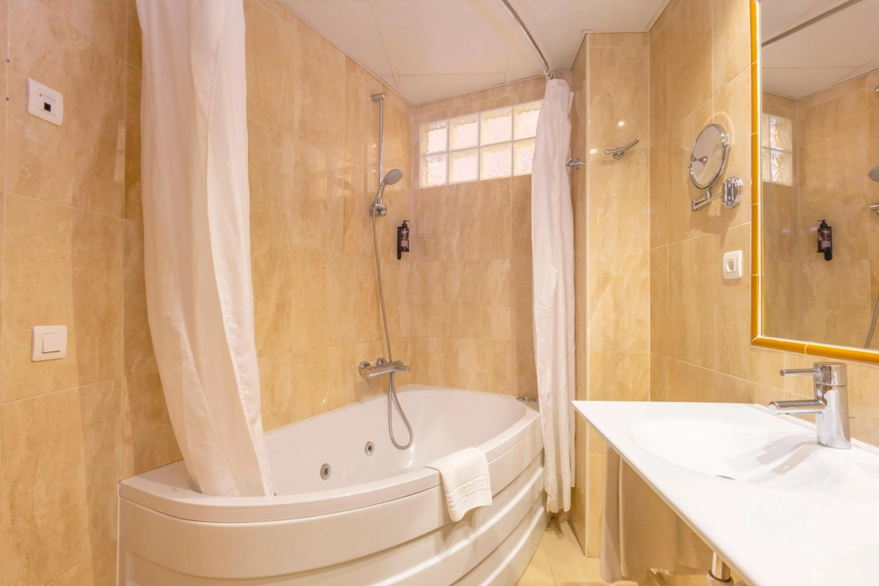 Bathroom in Hotel Parasol by Dorobe