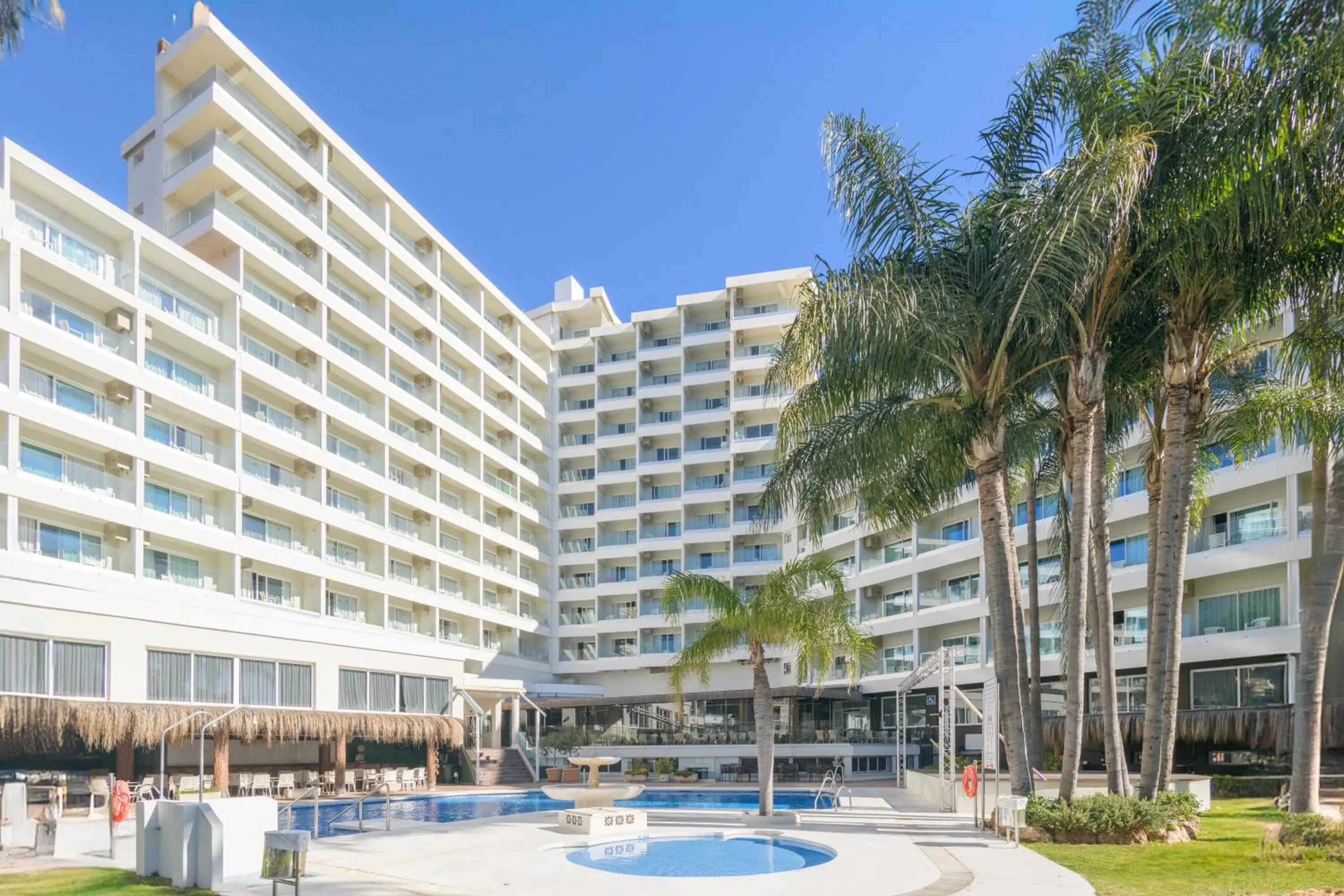 Property building in Hotel Parasol by Dorobe