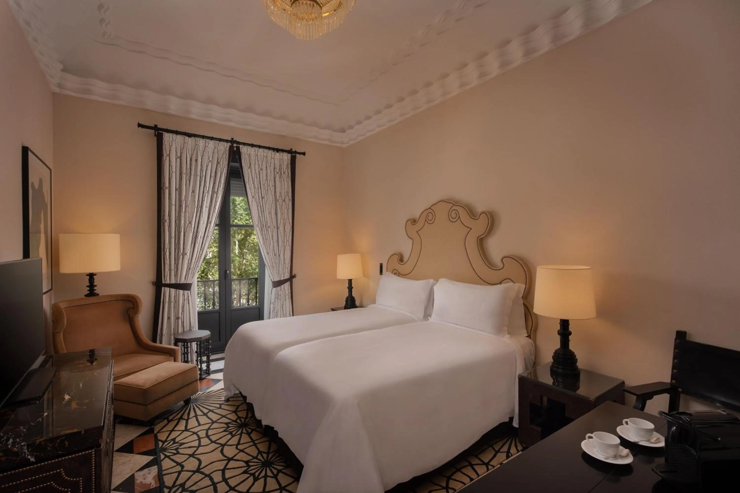 Photo of the whole room, Bed in Hotel Alfonso XIII, a Luxury Collection Hotel, Seville