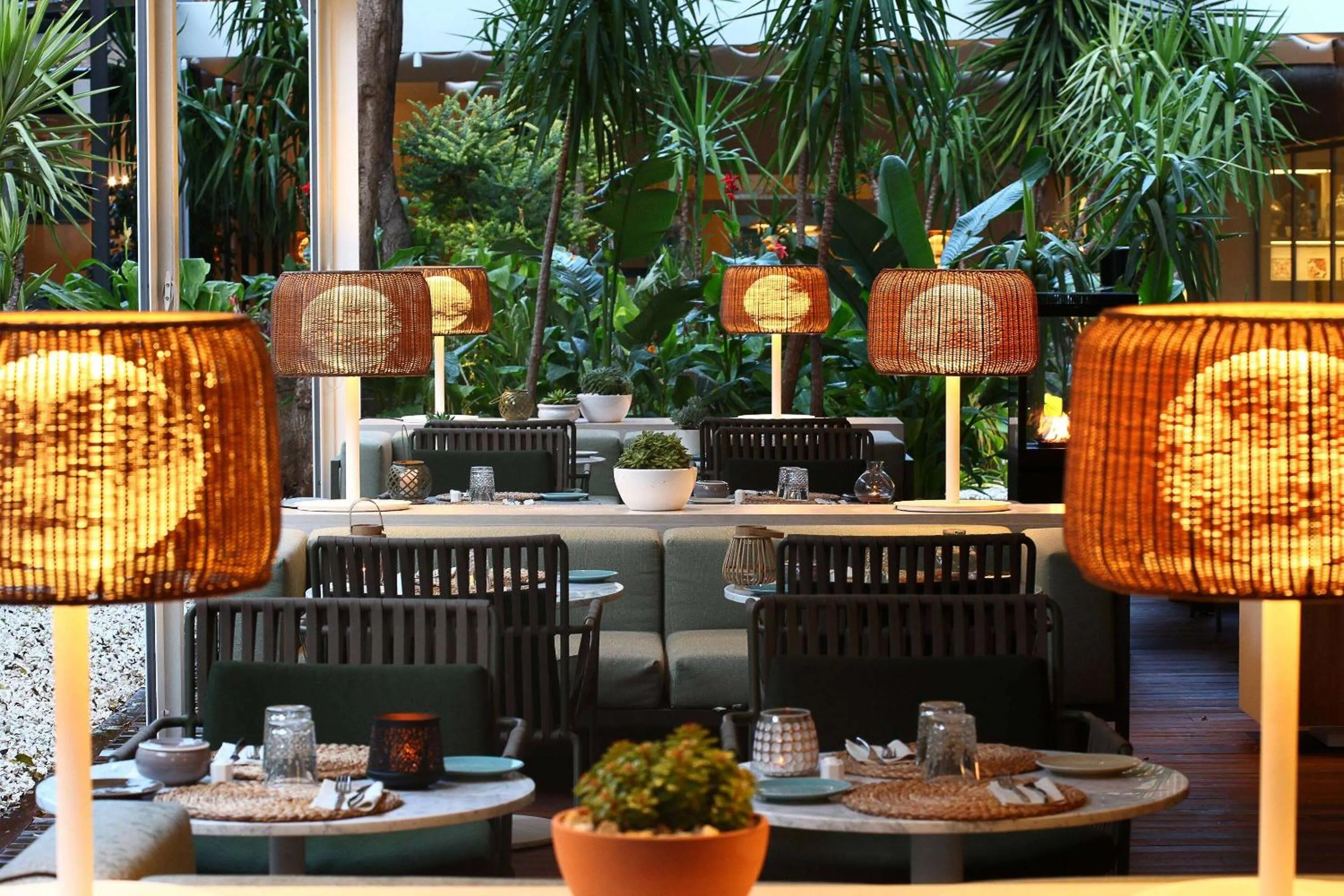 Restaurant/places to eat in Melia Lebreros