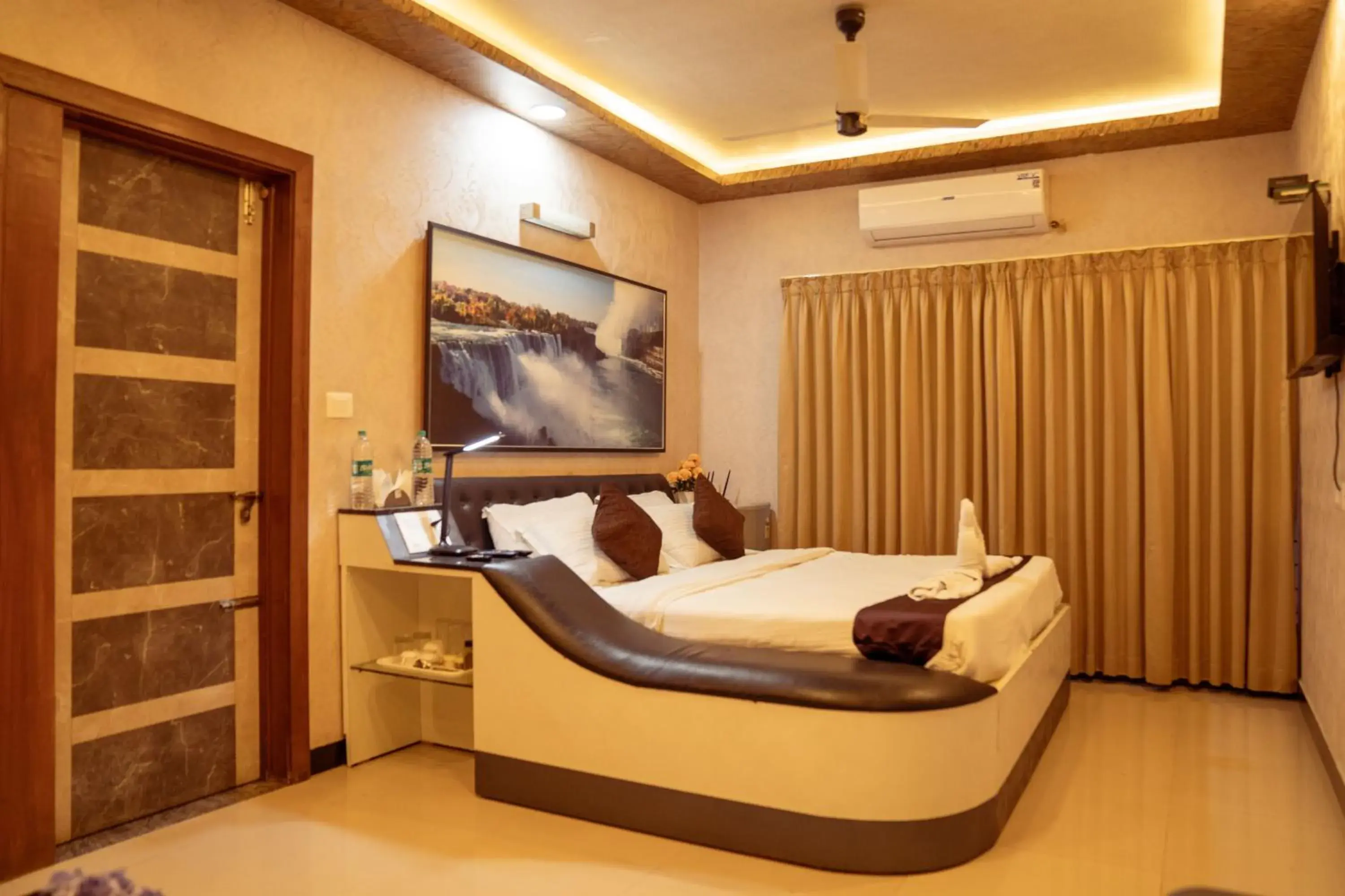 Bedroom, Bed in Seasons Suites - JP Nagar Bedroom, Bed in Seasons Suites - JP Nagar
