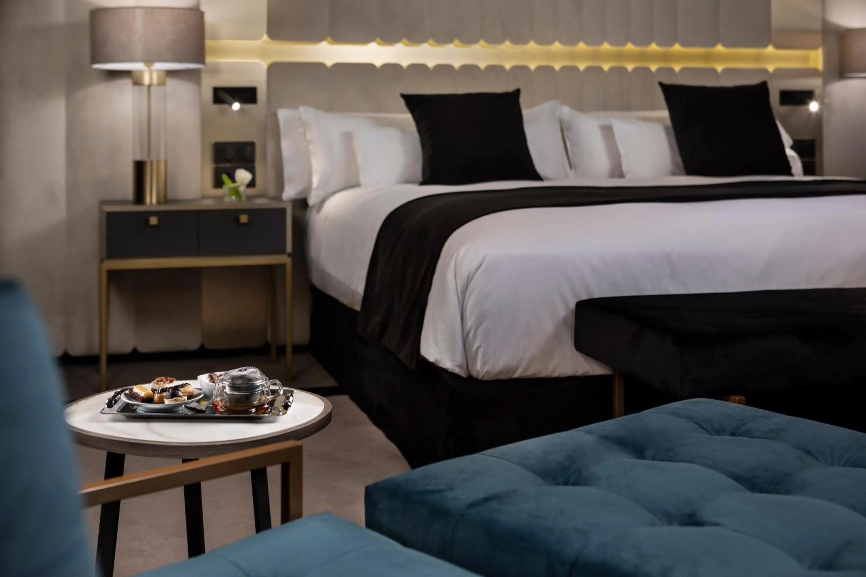 Seating area, Bed in Melia Castilla