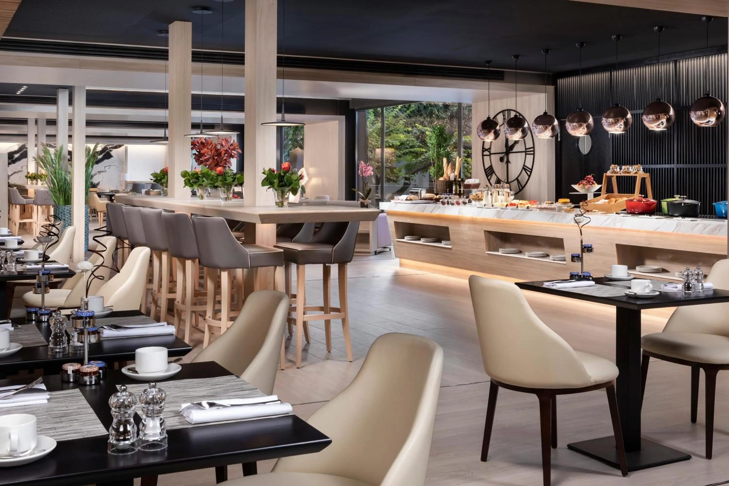 Restaurant/places to eat in Melia Castilla