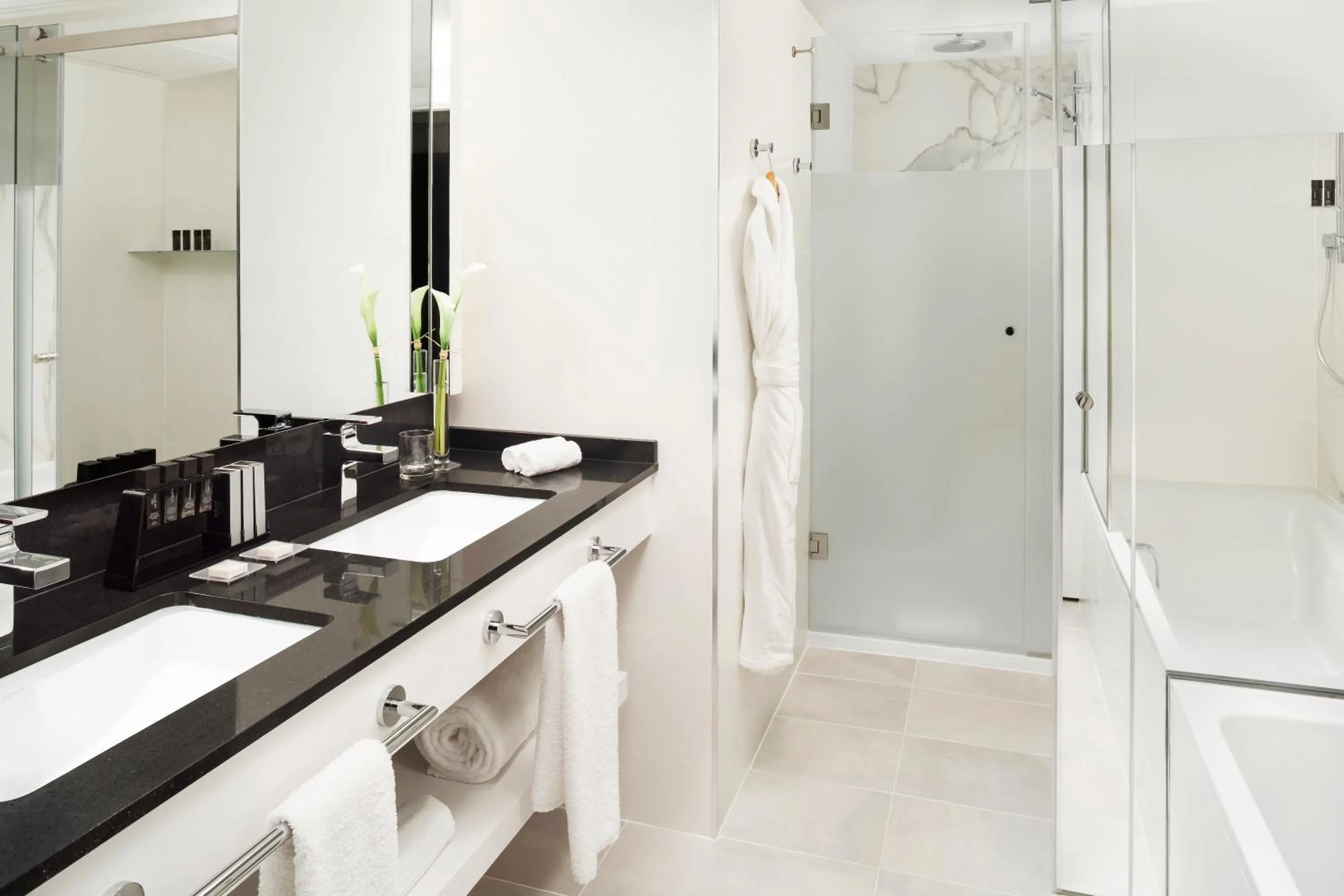 Shower in Melia Castilla