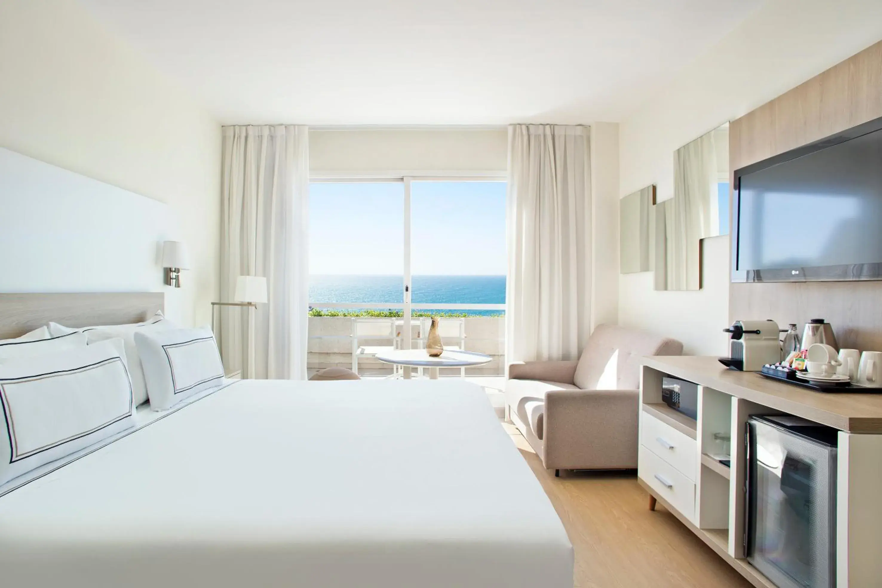 Coffee/tea facilities, Bed in Melia Sitges Coffee/tea facilities, Bed in Melia Sitges