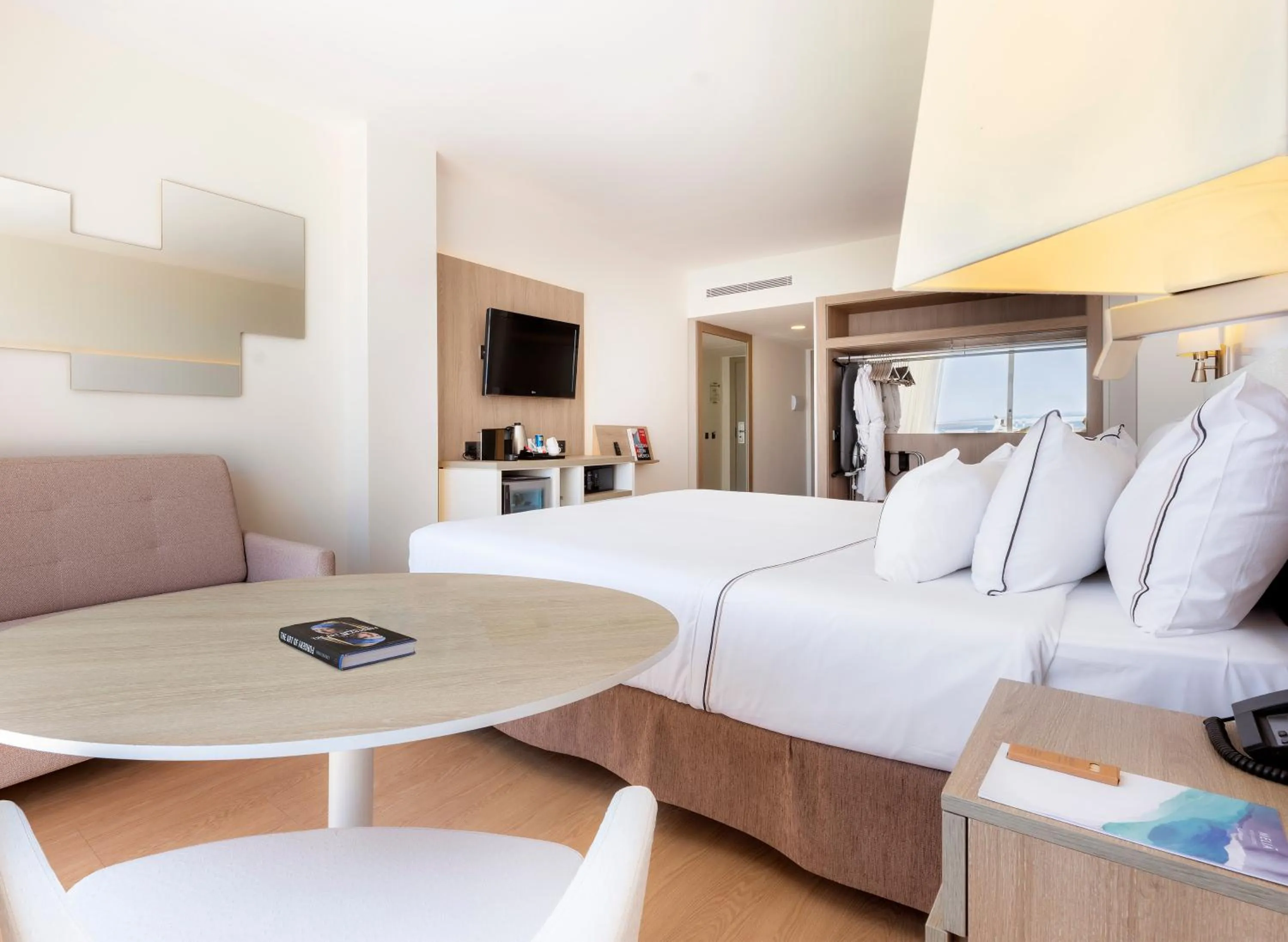 Seating area, Bed in Melia Sitges