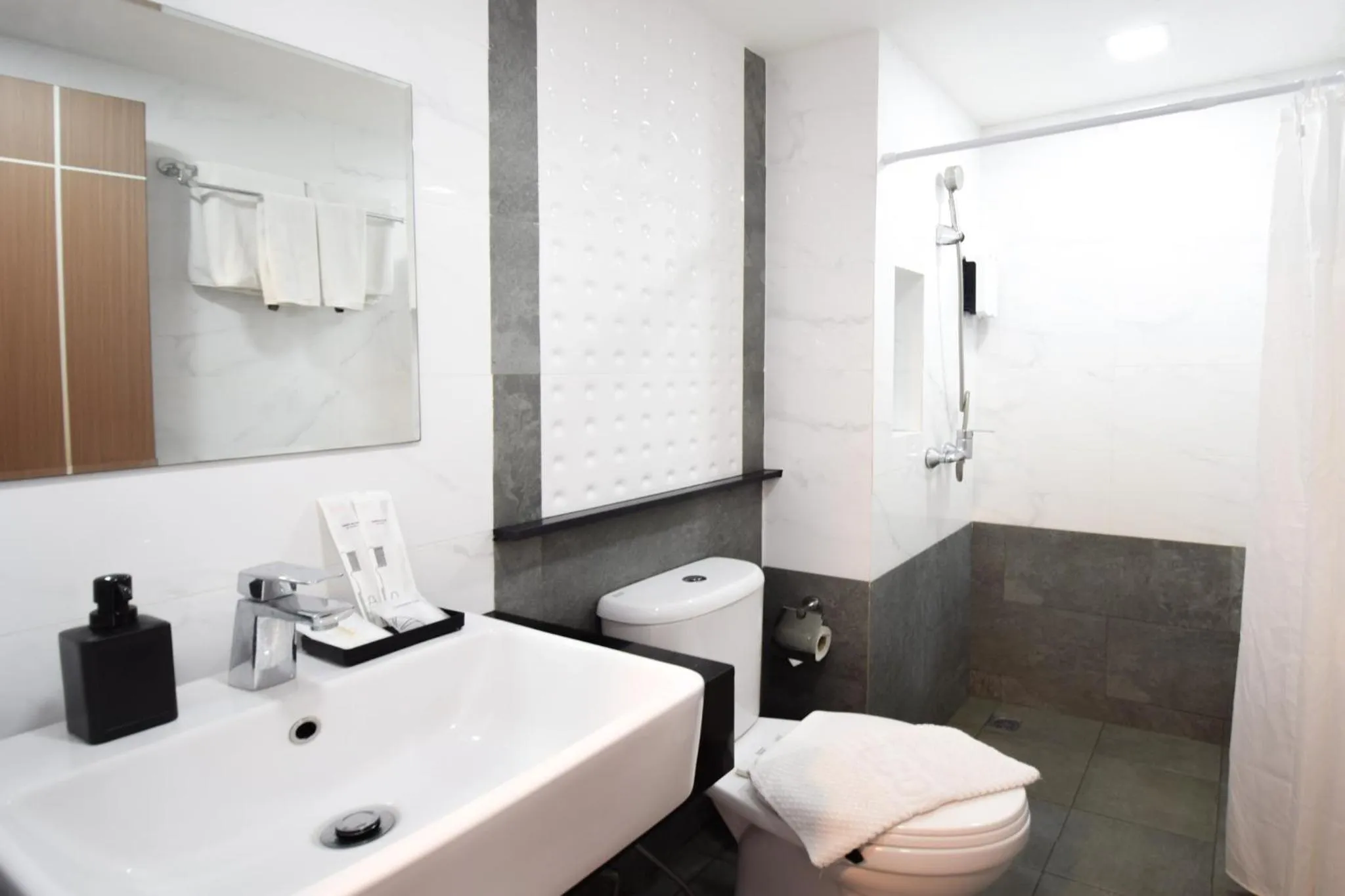 Toilet in City Park Hotel Bangkok Pratunam by PCL