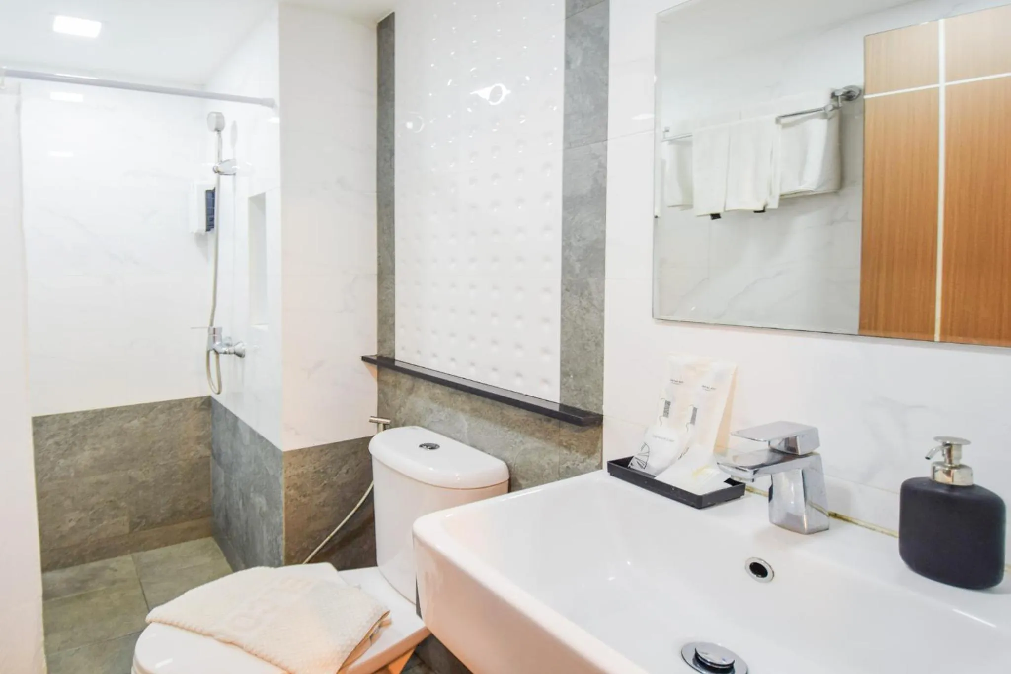 Toilet in City Park Hotel Bangkok Pratunam by PCL