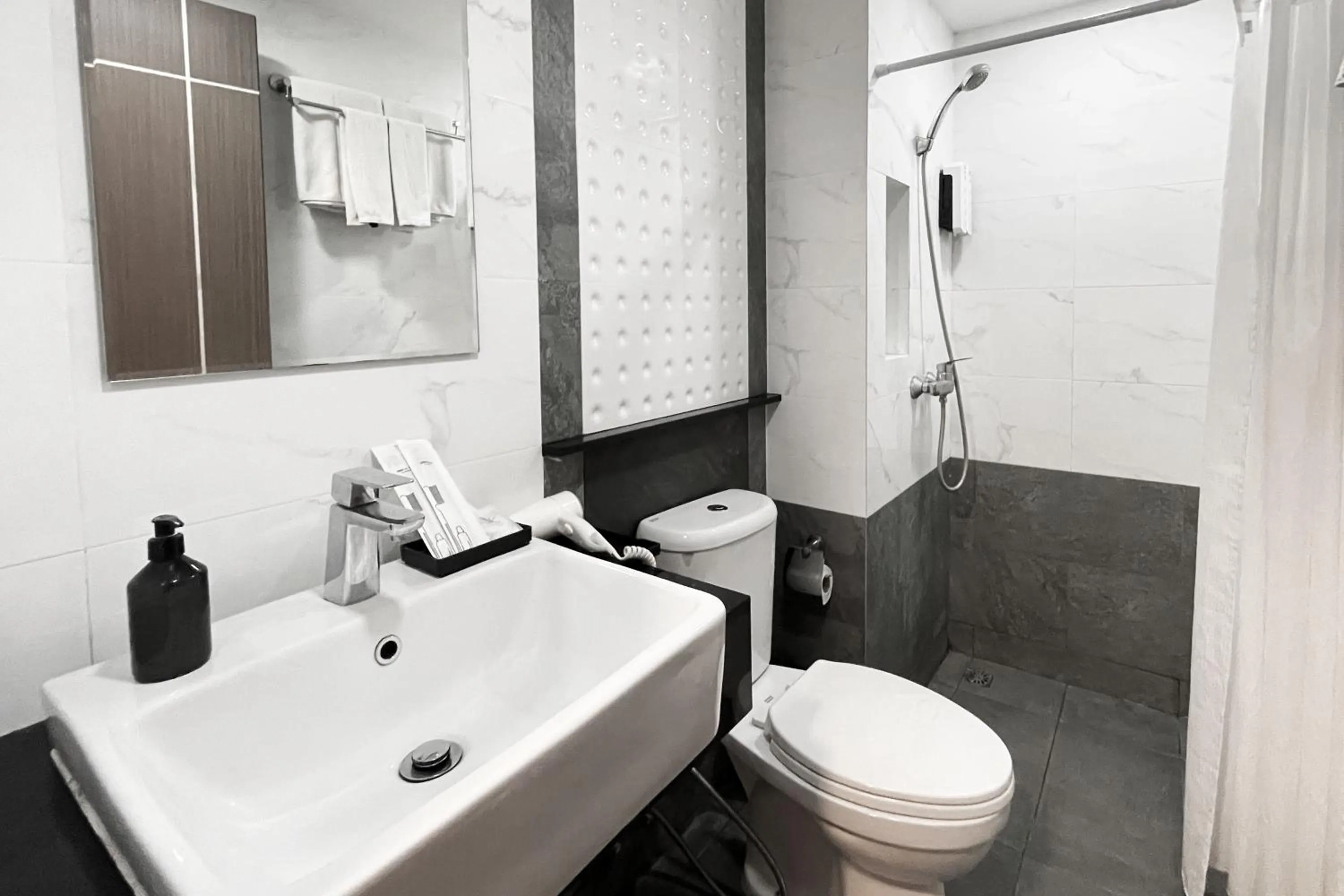 Bathroom in City Park Hotel Bangkok Pratunam by PCL