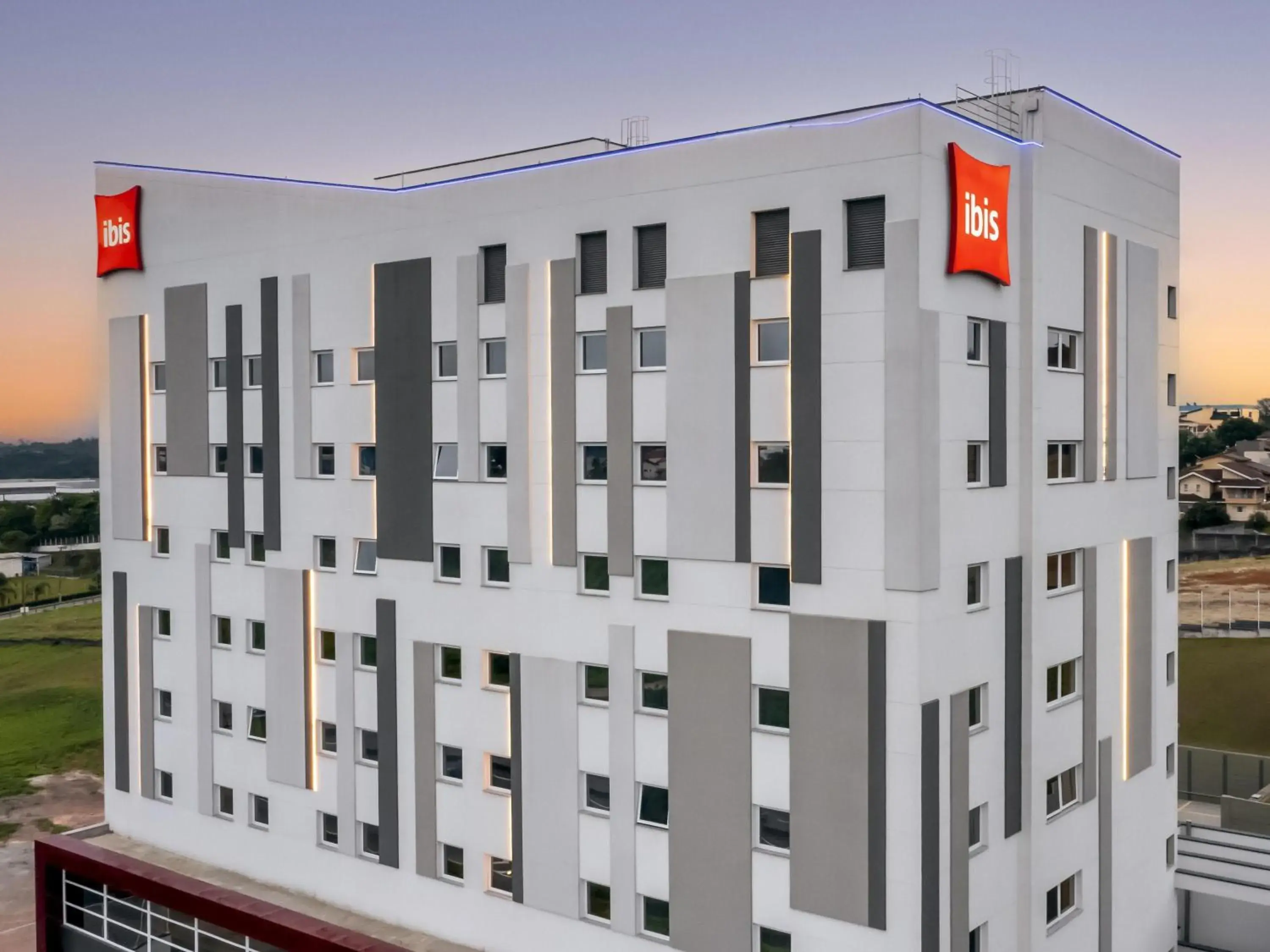 Property building in Ibis Aruja Property building in Ibis Aruja