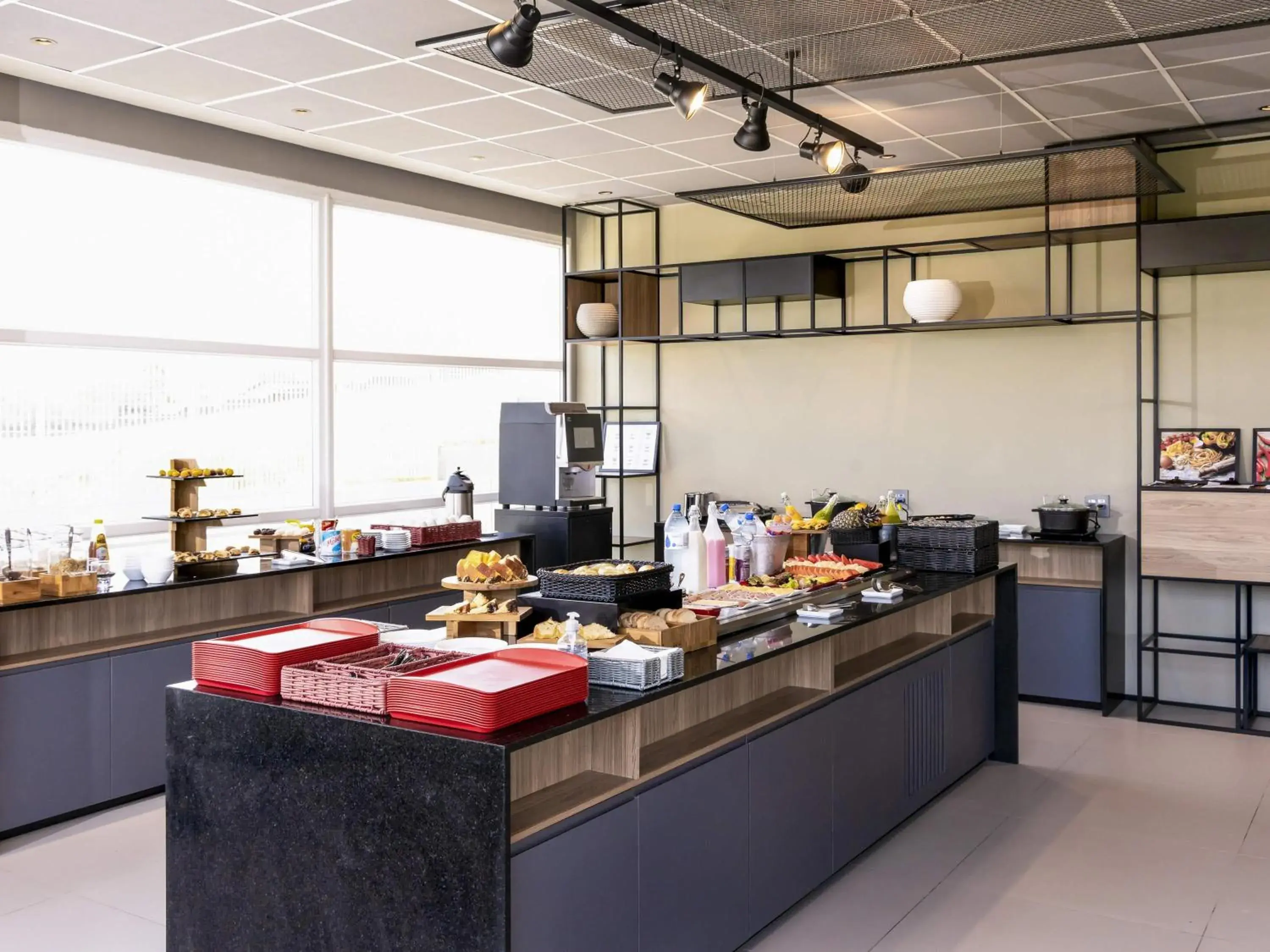 Restaurant/places to eat in Ibis Aruja Restaurant/places to eat in Ibis Aruja