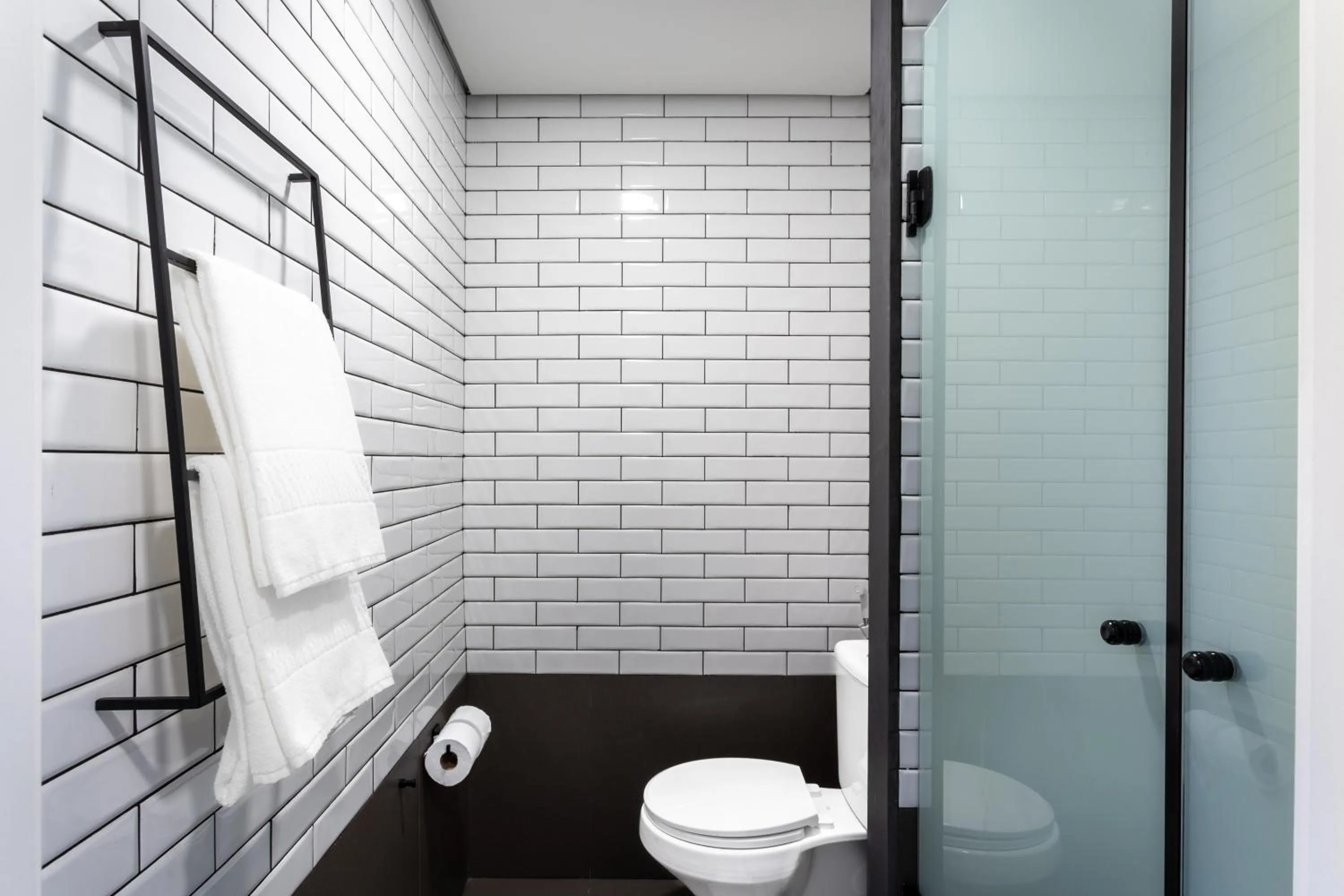 Bathroom in Ibis Aruja