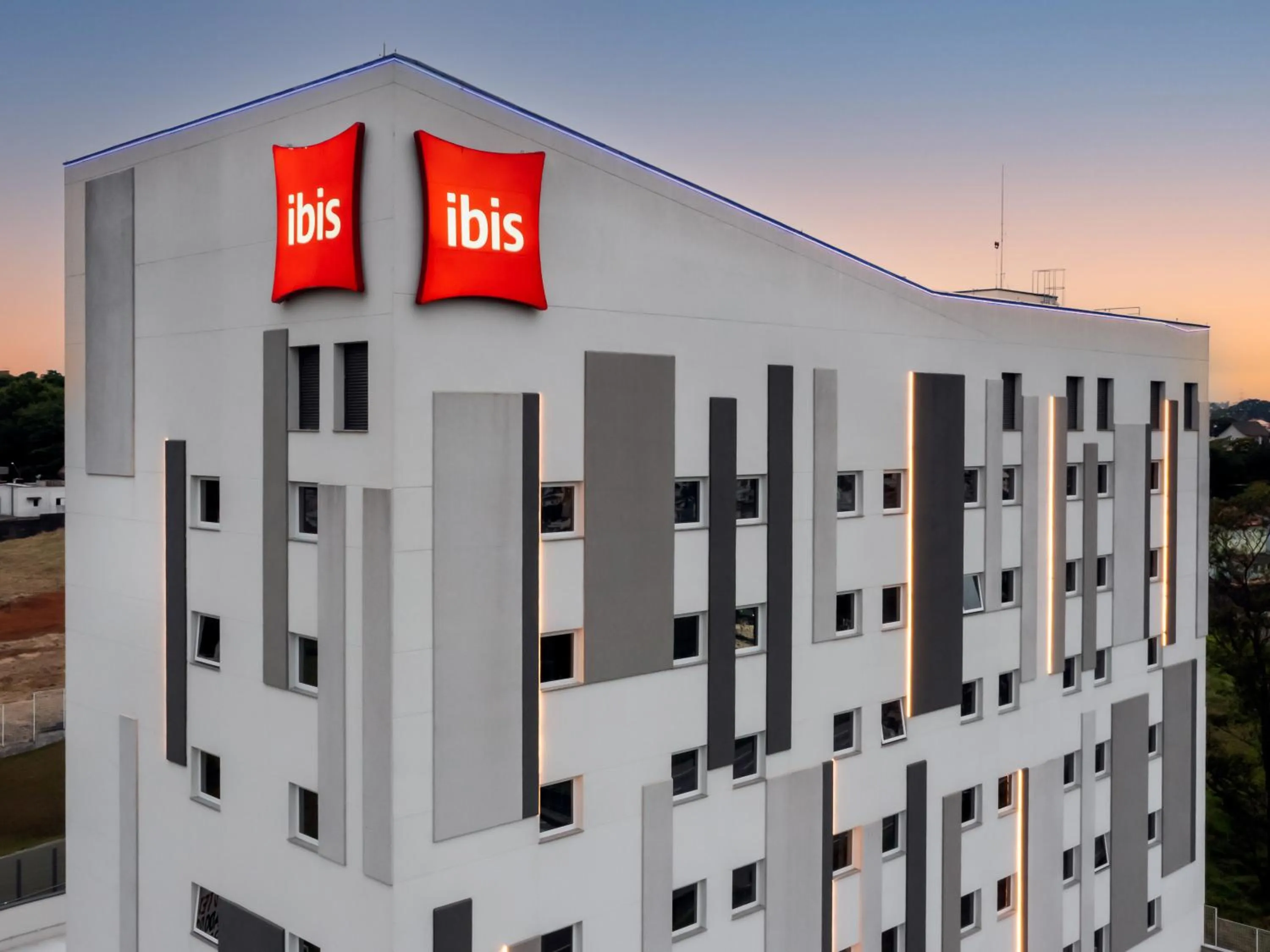Property building in Ibis Aruja