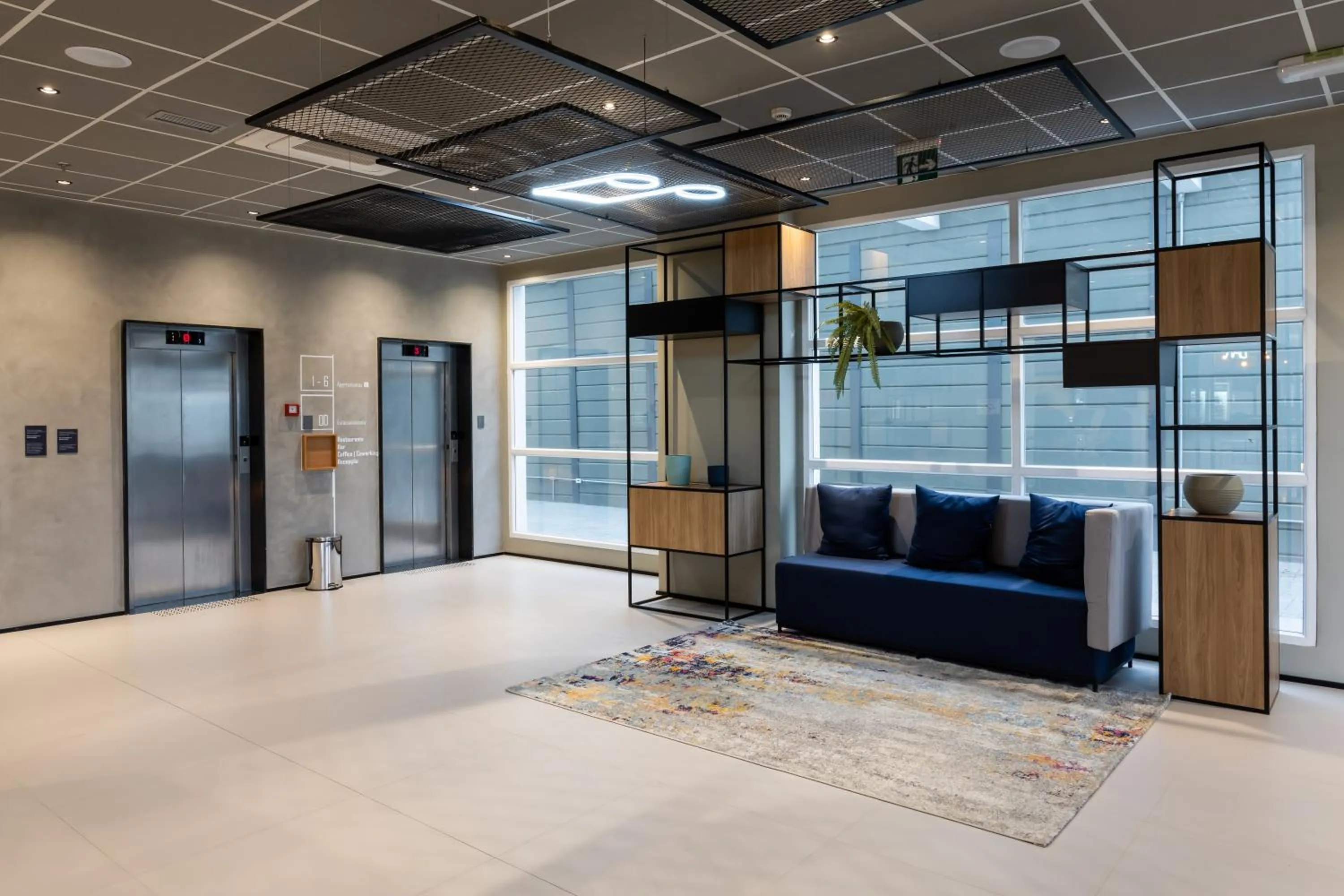 Seating area, Bed in Ibis Aruja