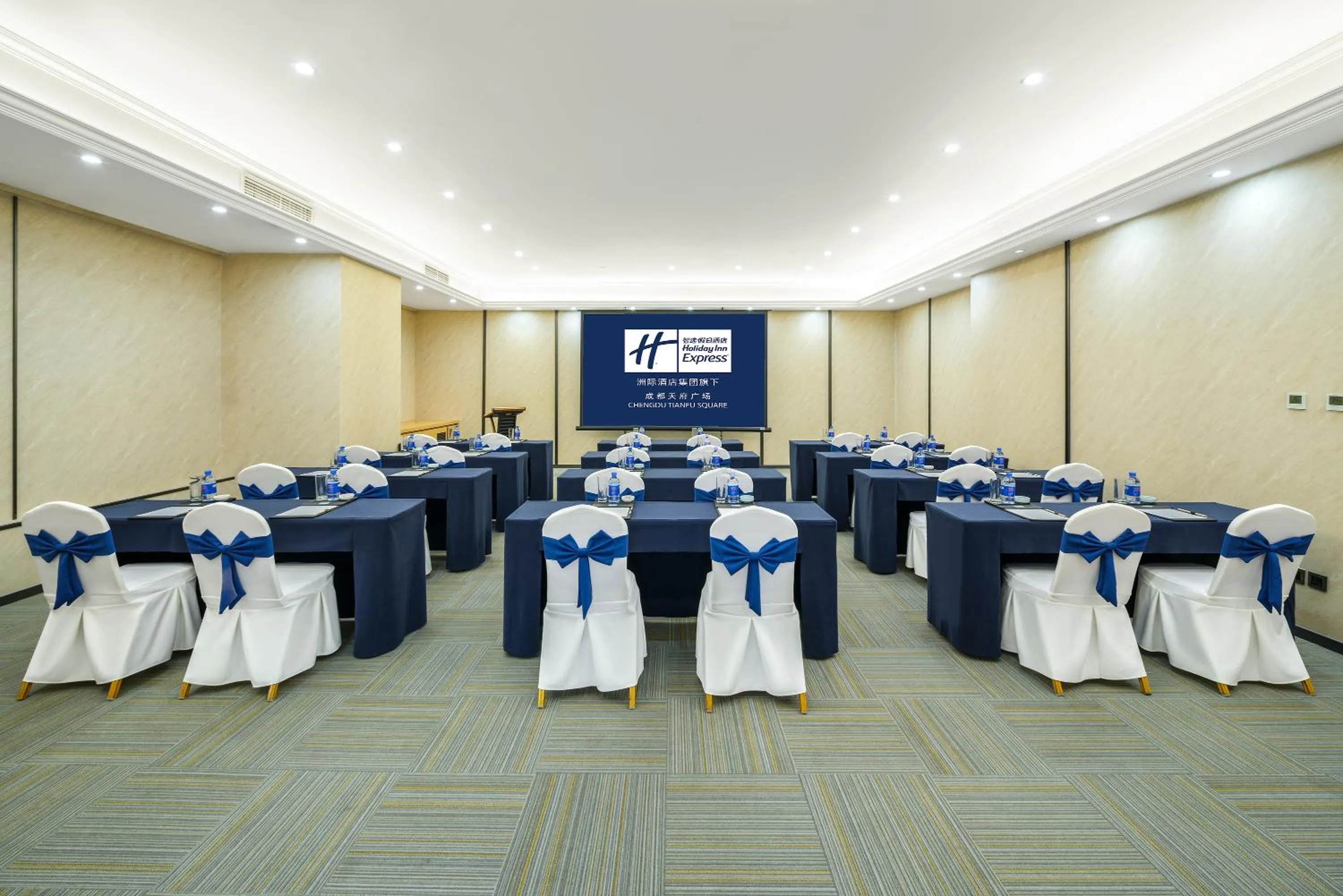 Meeting/conference room in Holiday Inn Express Chengdu Tianfu Square by IHG - Chunxi Road and Kuanzhai Alley