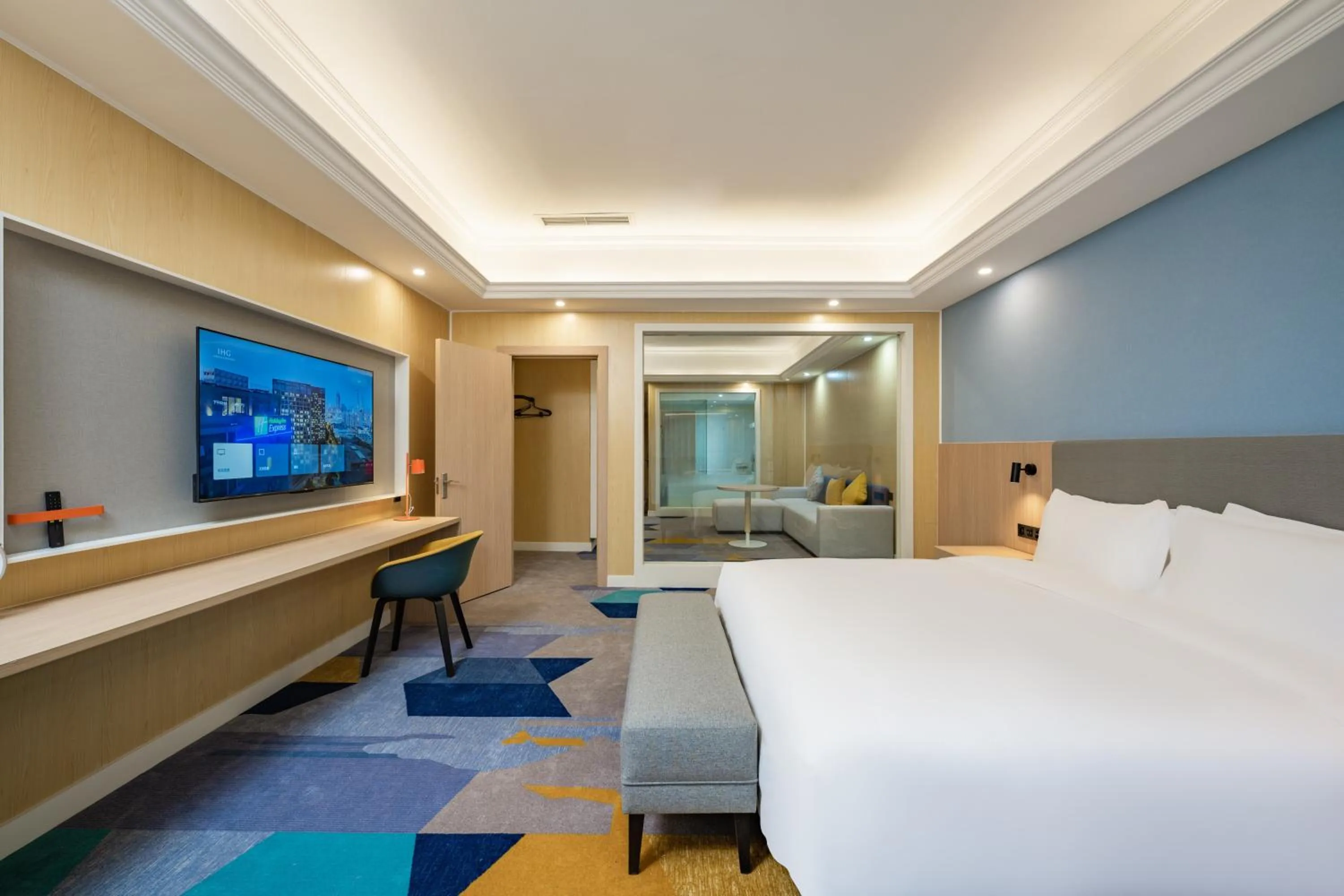 Communal lounge/ TV room, Bed in Holiday Inn Express Chengdu Tianfu Square by IHG - Chunxi Road and Kuanzhai Alley