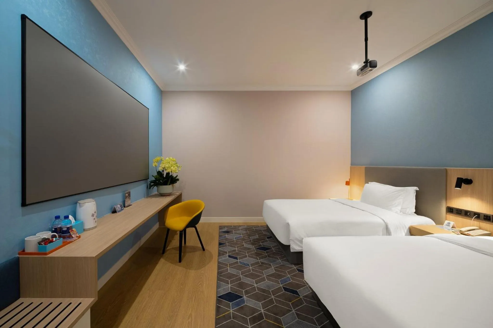 Photo of the whole room, Bed in Holiday Inn Express Chengdu Tianfu Square by IHG - Chunxi Road and Kuanzhai Alley