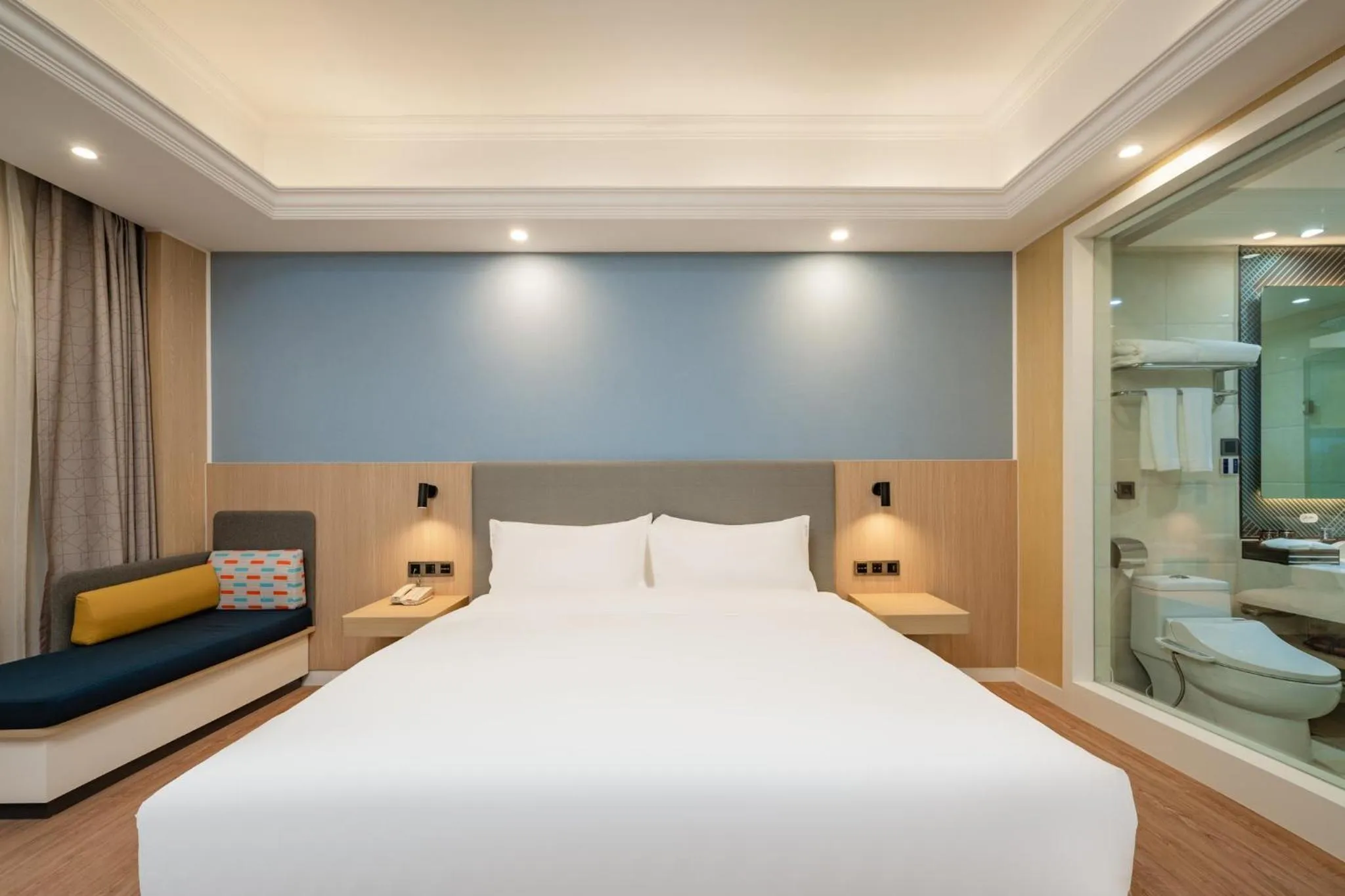 Photo of the whole room, Bed in Holiday Inn Express Chengdu Tianfu Square by IHG - Chunxi Road and Kuanzhai Alley