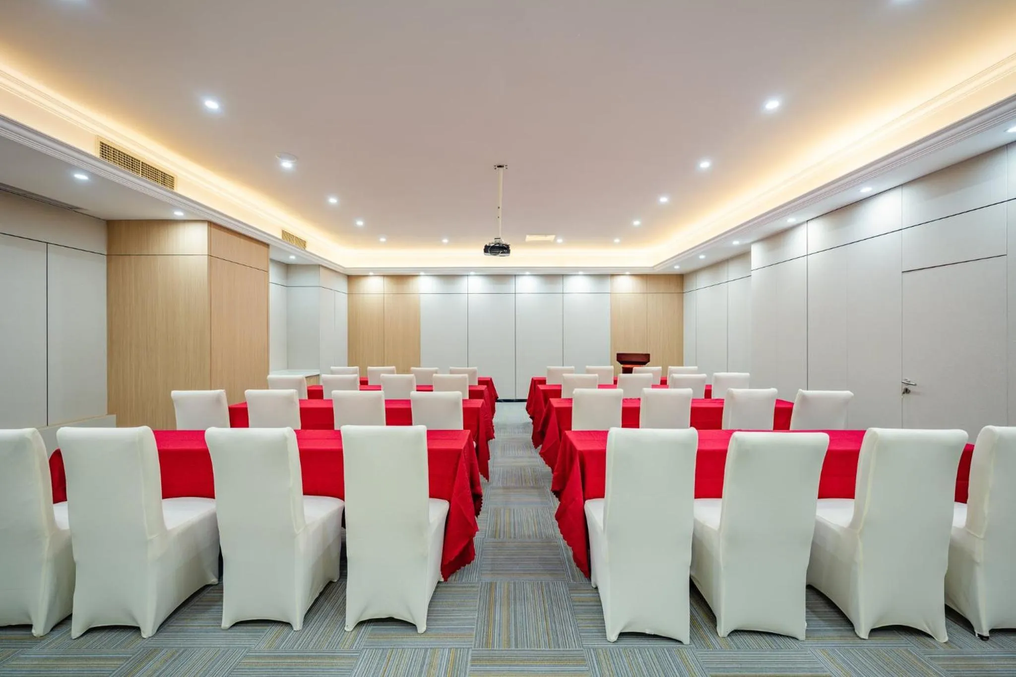 Meeting/conference room in Holiday Inn Express Chengdu Tianfu Square by IHG - Chunxi Road and Kuanzhai Alley
