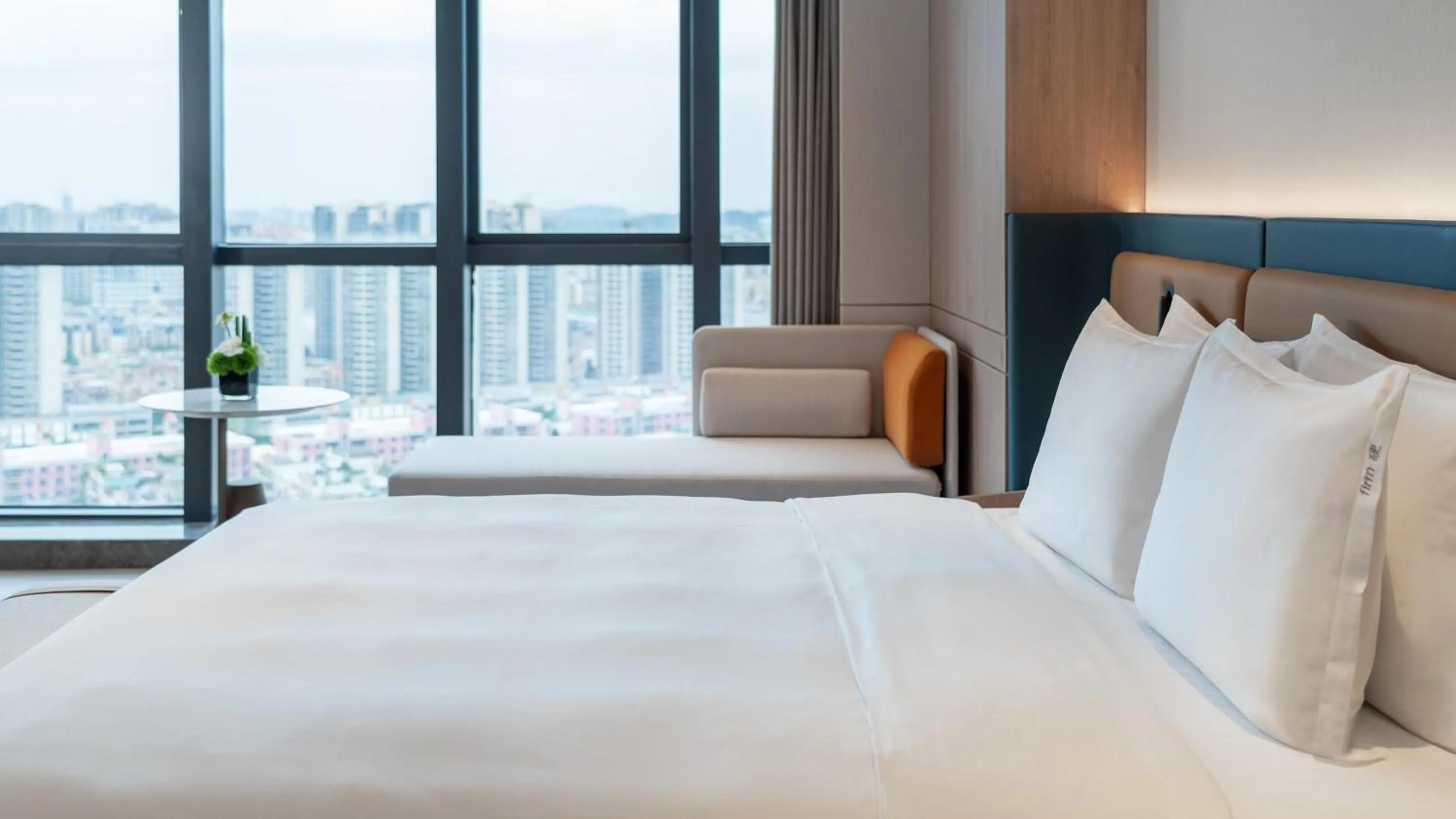 Photo of the whole room, Bed in Holiday Inn Express Shunde Daliang by IHG