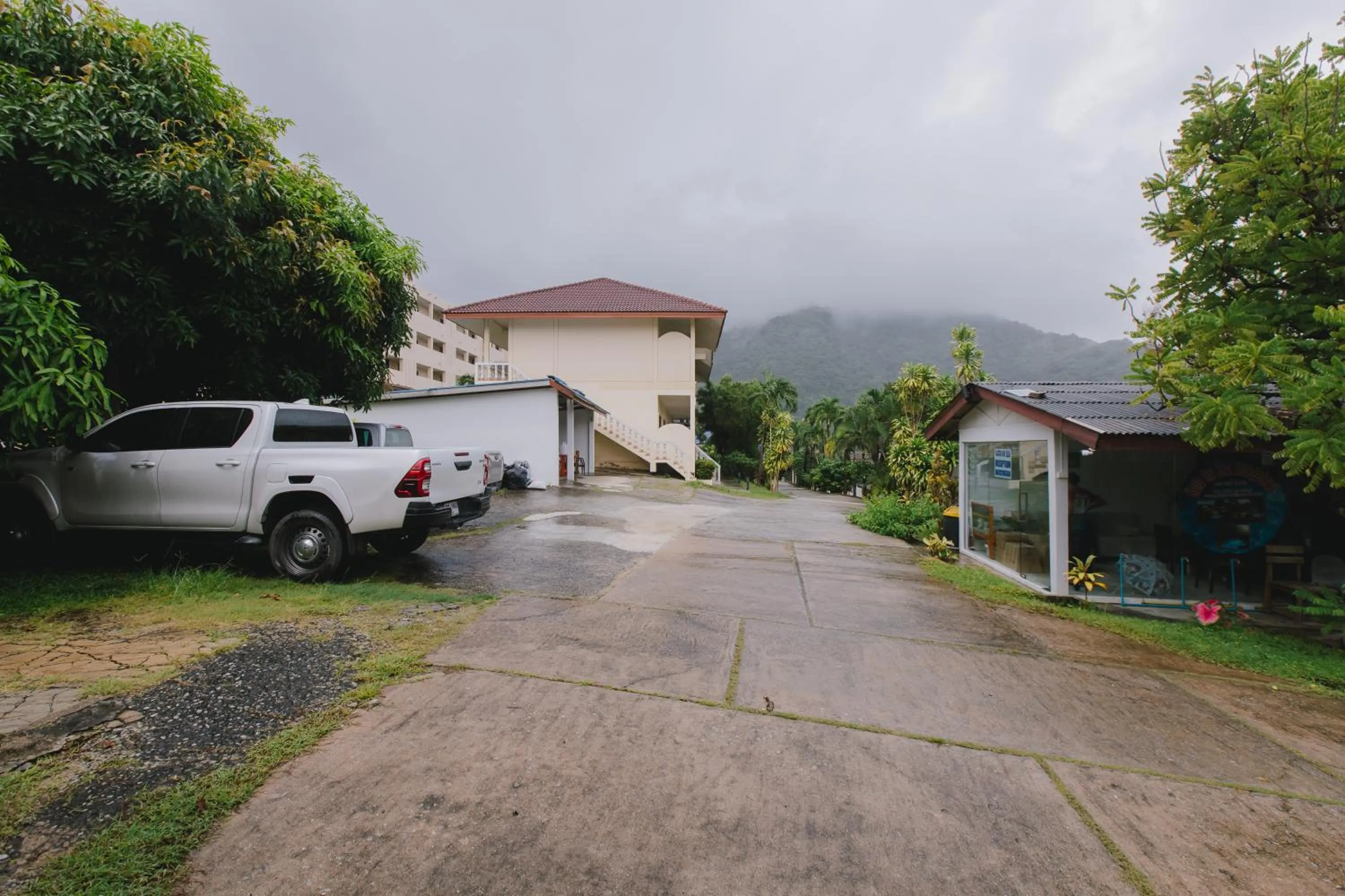 Parking in Kataonsea bungalows