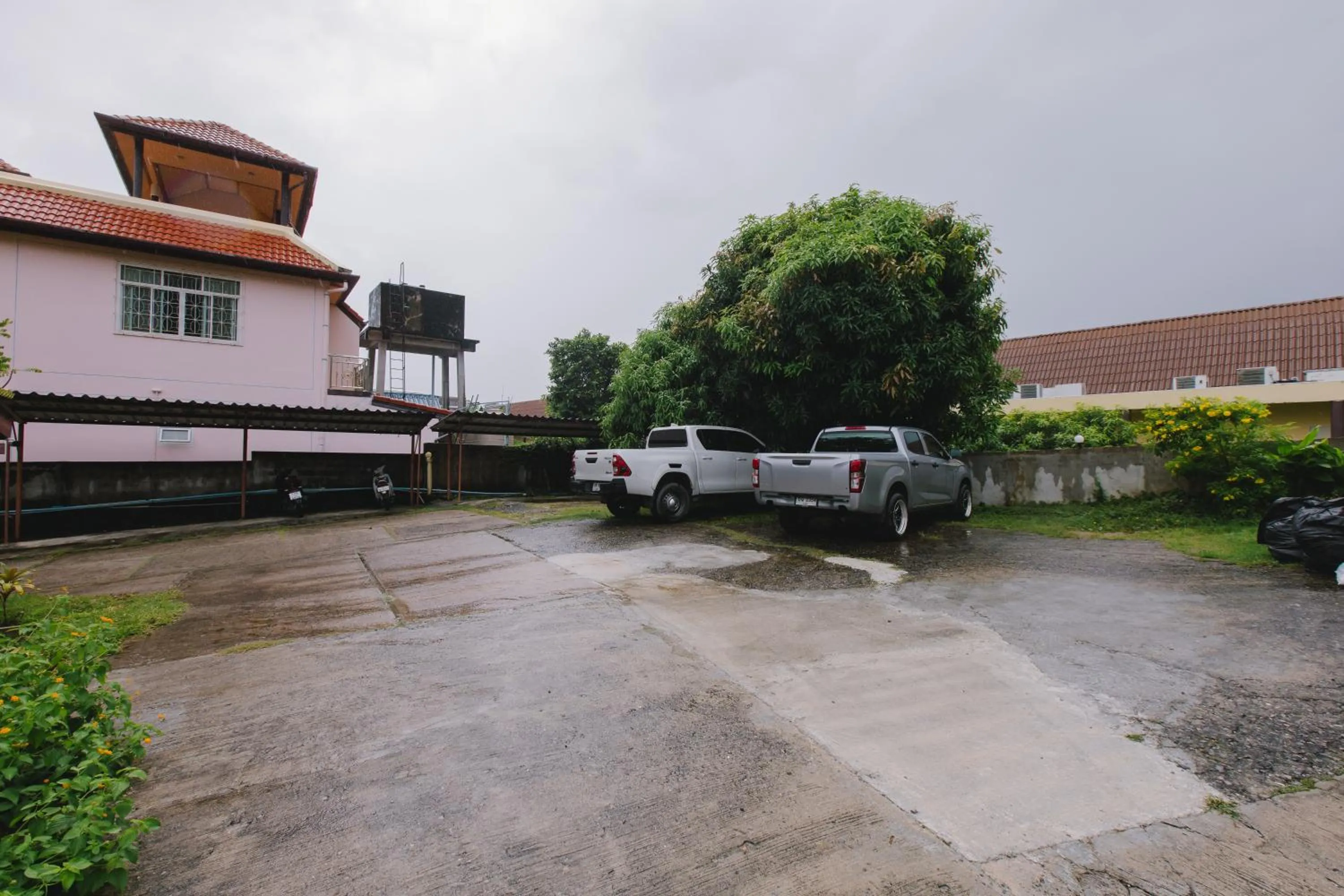 Parking in Kataonsea bungalows