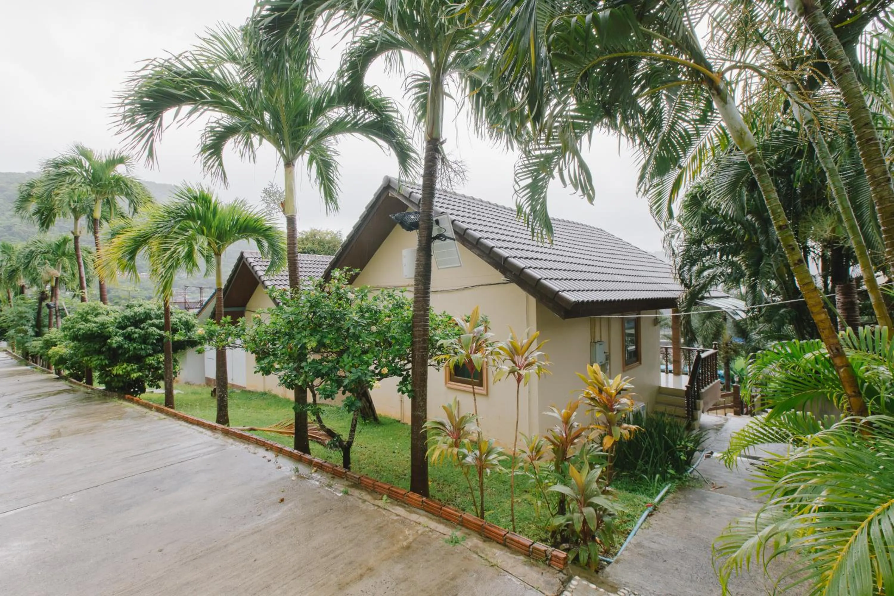 Garden in Kataonsea bungalows