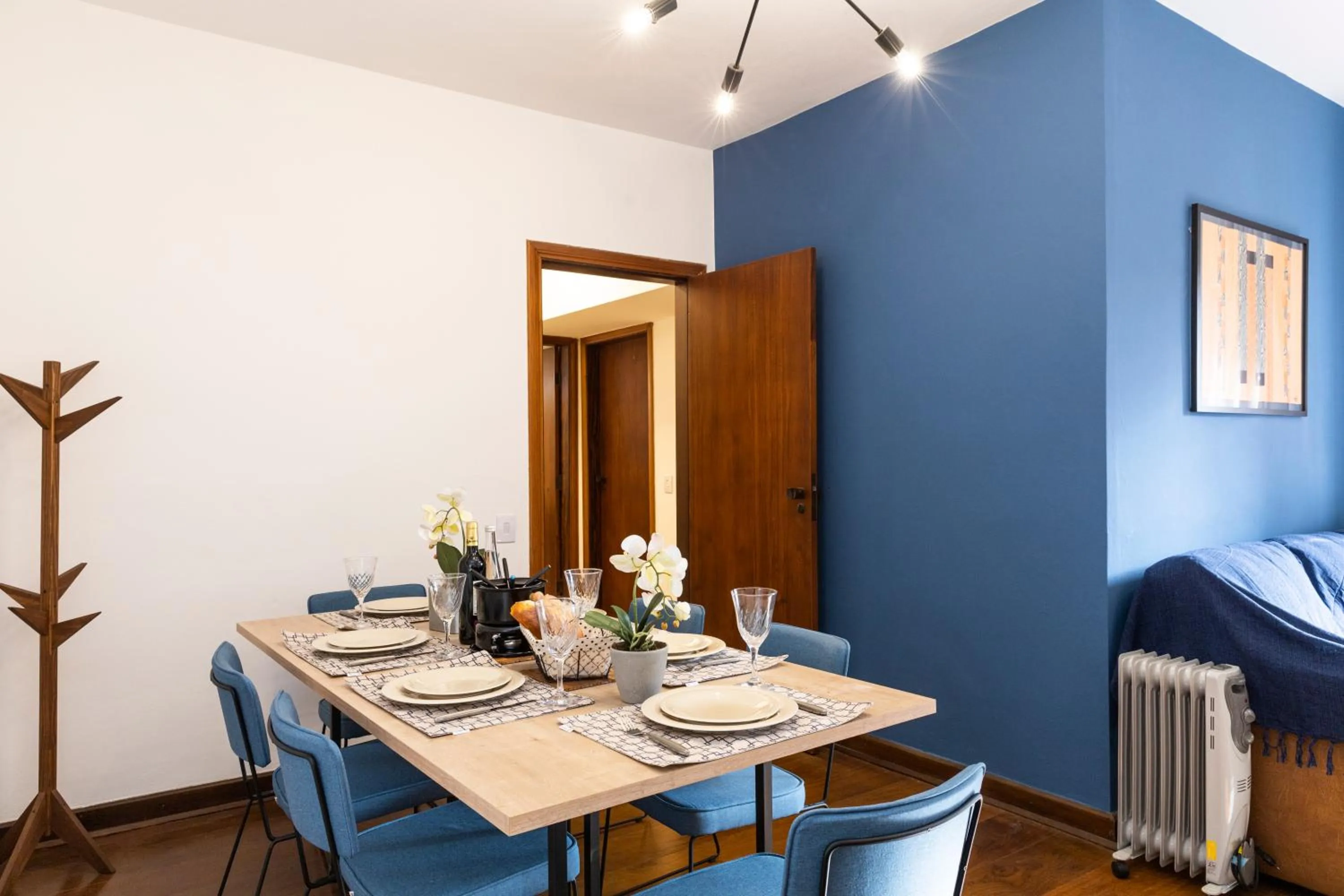 Living room in 3 Quartos no Capivari com Lareira