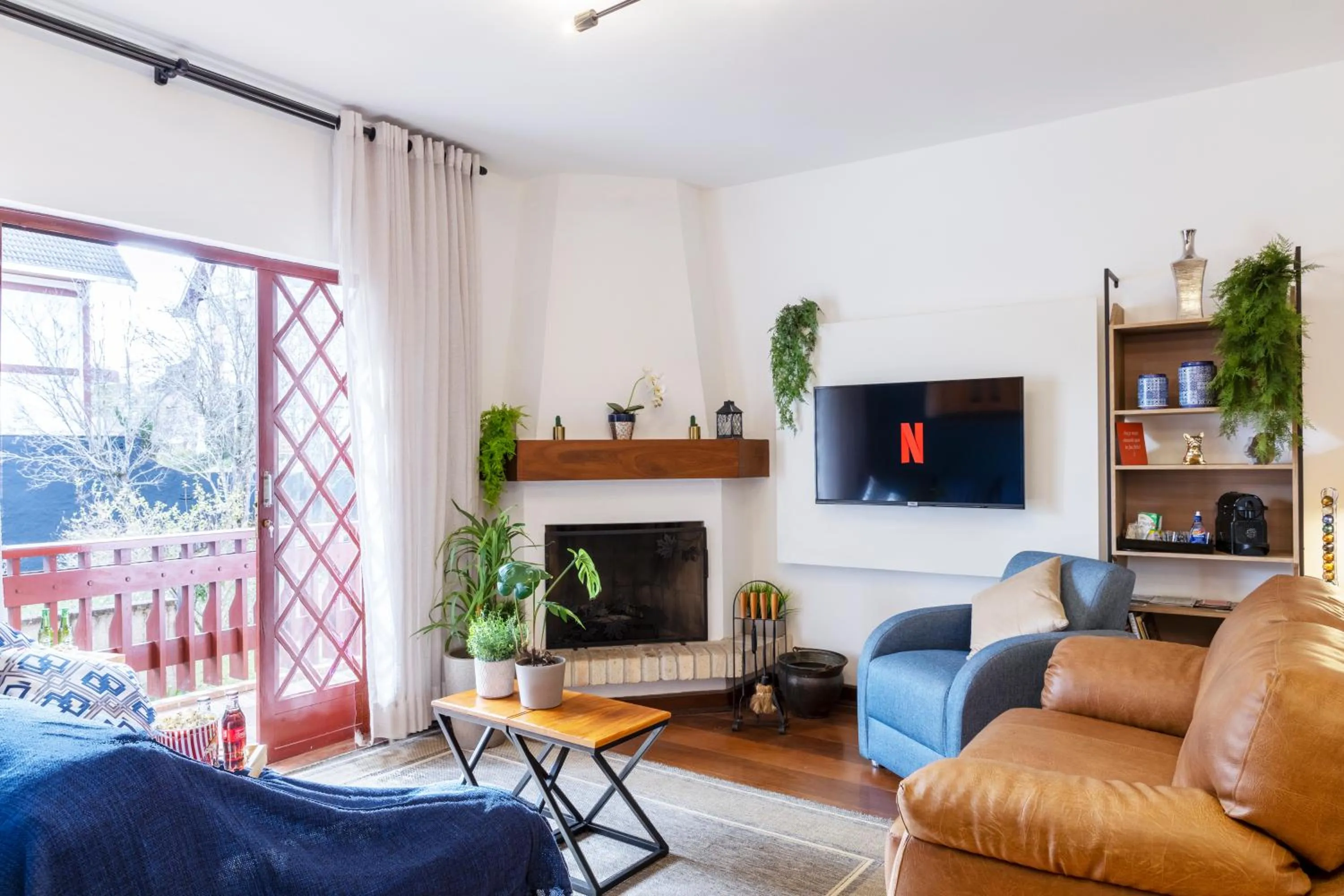 Communal lounge/ TV room in 3 Quartos no Capivari com Lareira