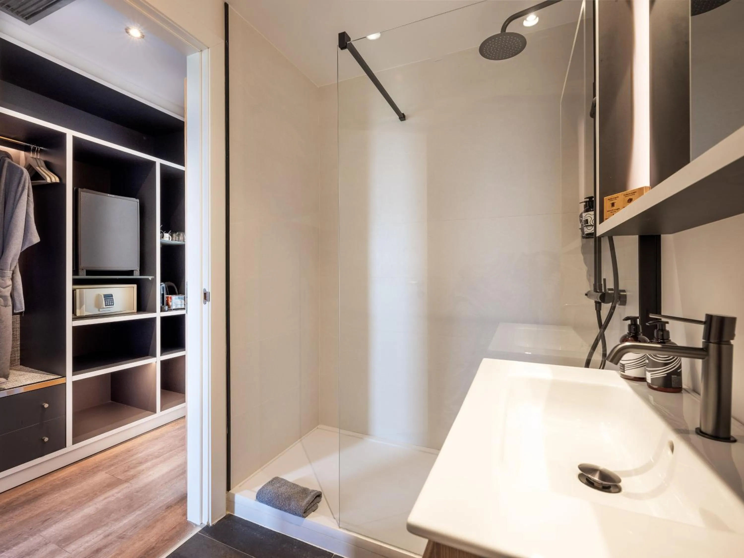 Bathroom in INNSiDE by Meliá Barcelona Aeropuerto