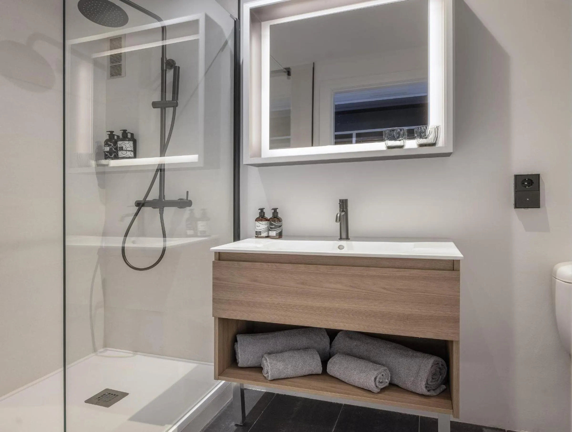 Shower in INNSiDE by Meliá Barcelona Aeropuerto