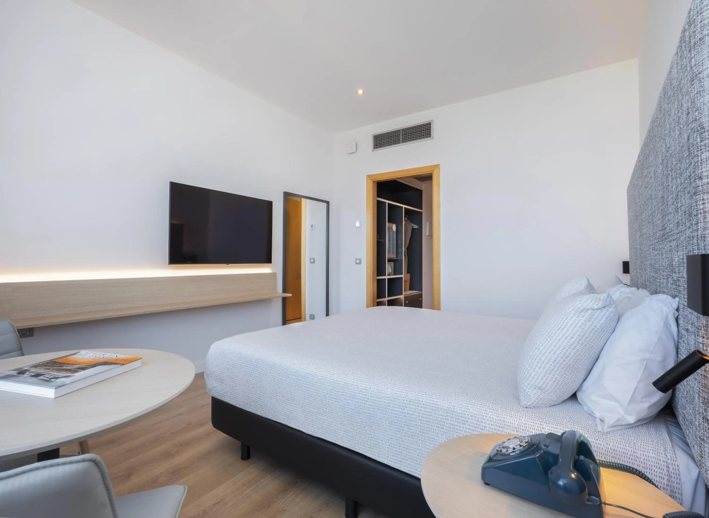 Communal lounge/ TV room, Bed in INNSiDE by Meliá Barcelona Aeropuerto