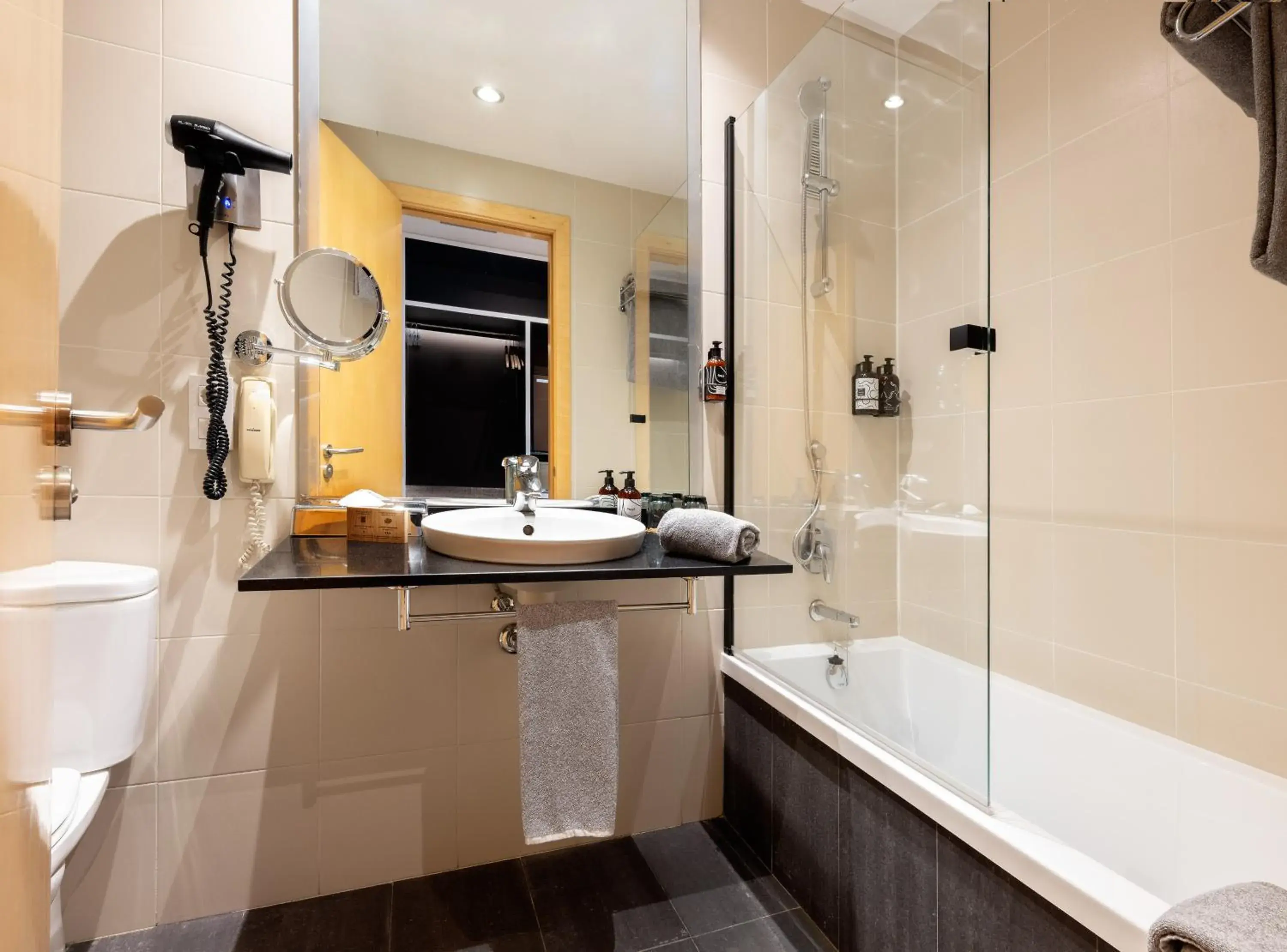 Bathroom in INNSiDE by Meliá Barcelona Aeropuerto Bathroom in INNSiDE by Meliá Barcelona Aeropuerto