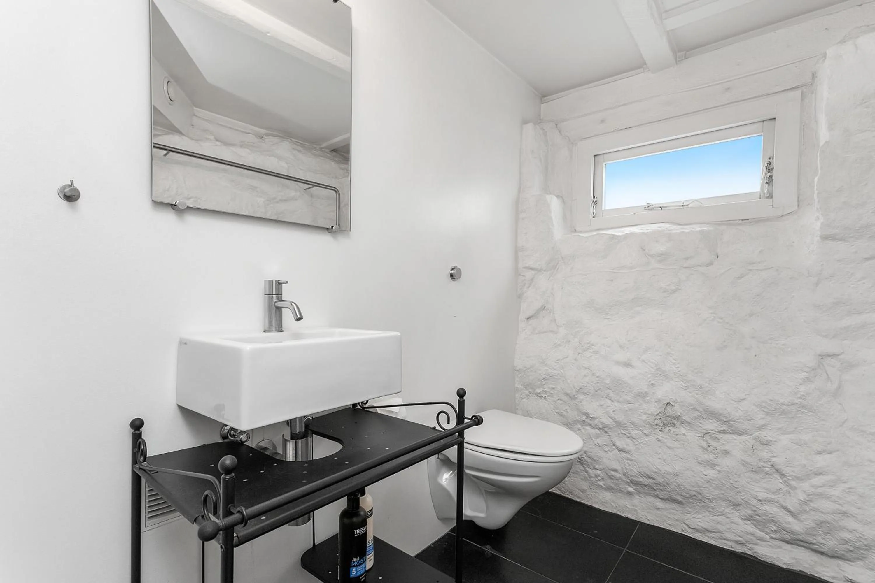 Toilet in Baron Downtown Apartments by Heimaleiga