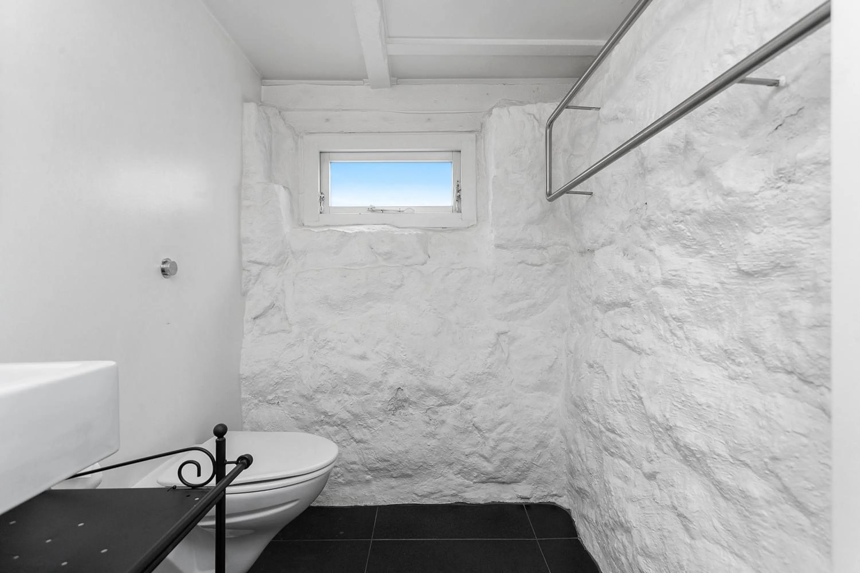 Toilet in Baron Downtown Apartments by Heimaleiga